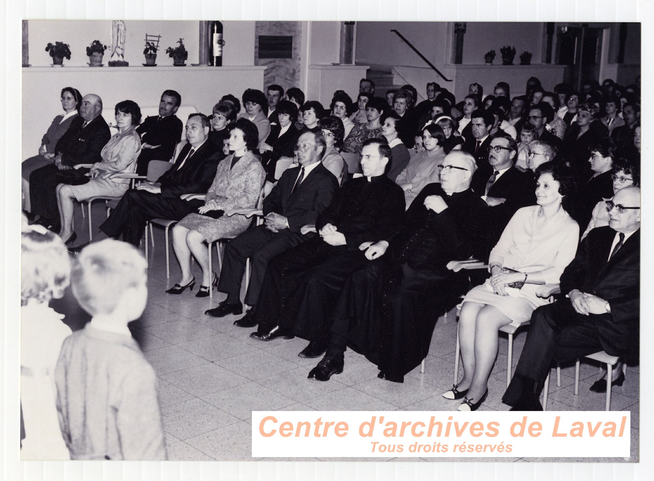 Habitants de Saint-Benot regardant une prestationtion lors d'un vnement vers 1960.