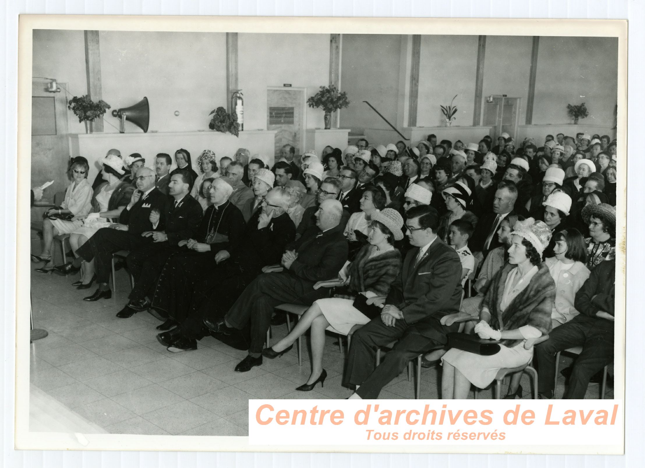 Habitants de Saint-Benot lors d'un vnement vers 1960.