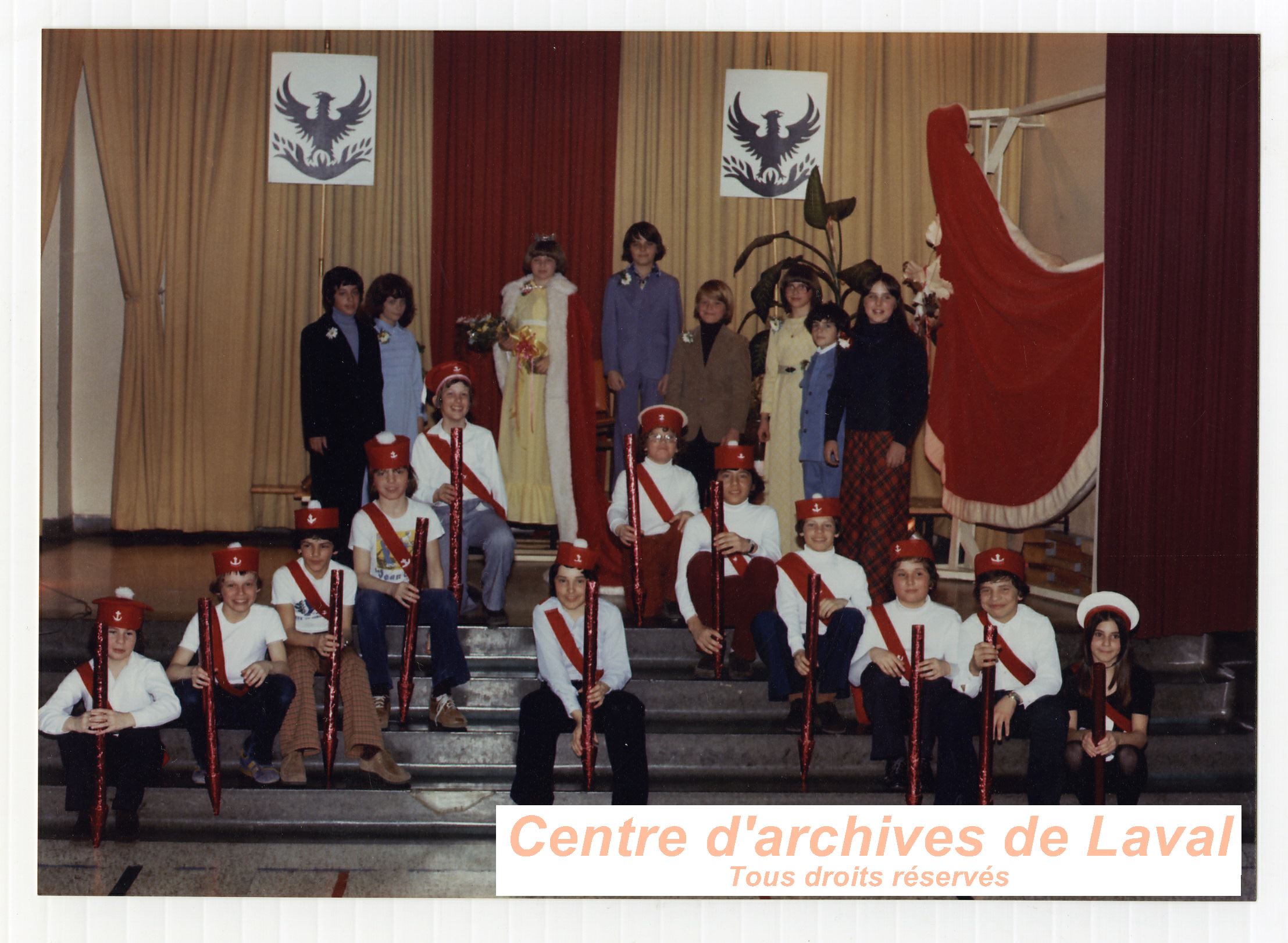 Jeunes en costume lors d'un vnement  Saint-Benot vers 1965