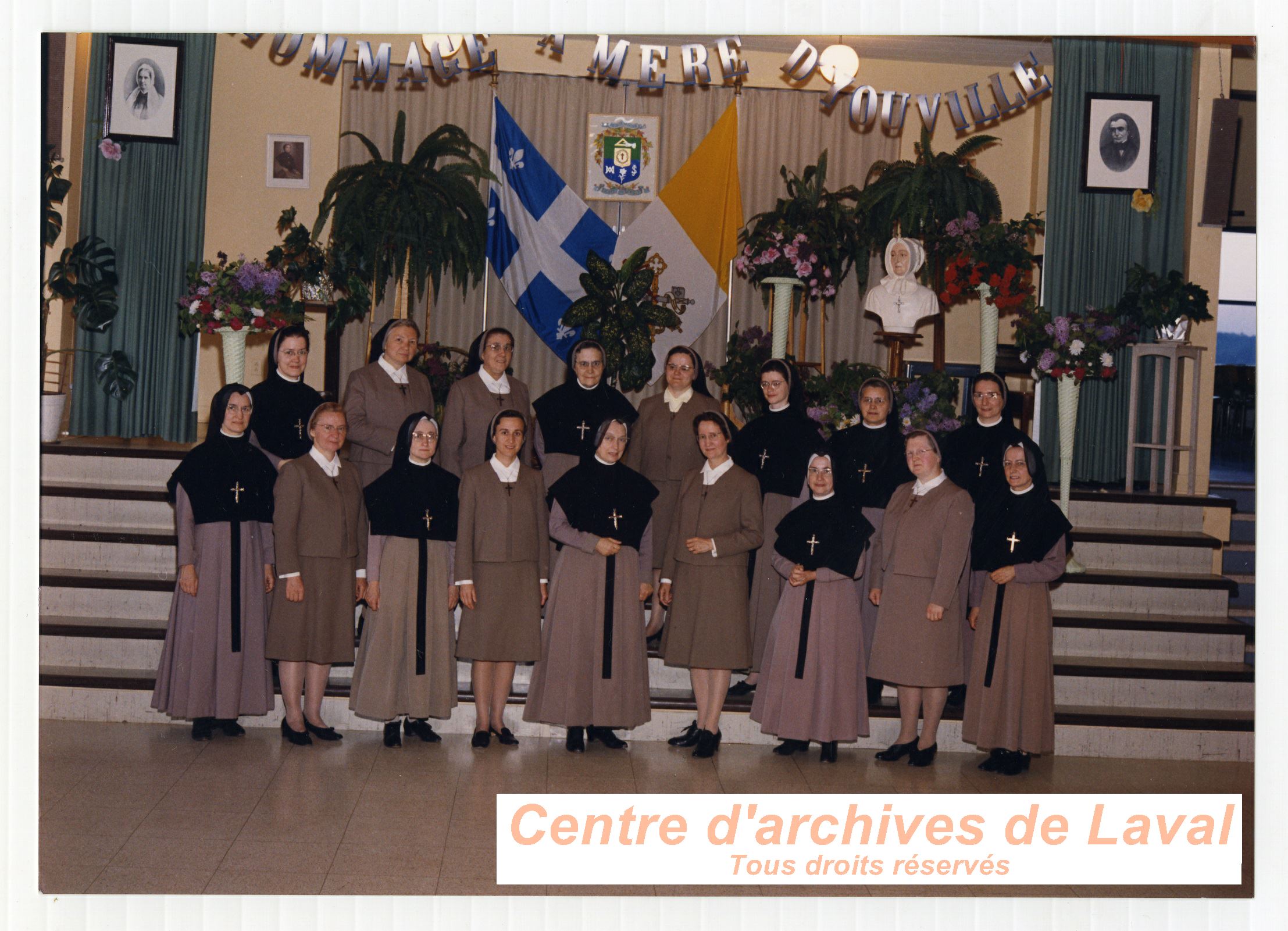 un groupe de religieuses lors de clbrations en l'honneur de la Mre d'Youville  Saint-Benot en 1968.