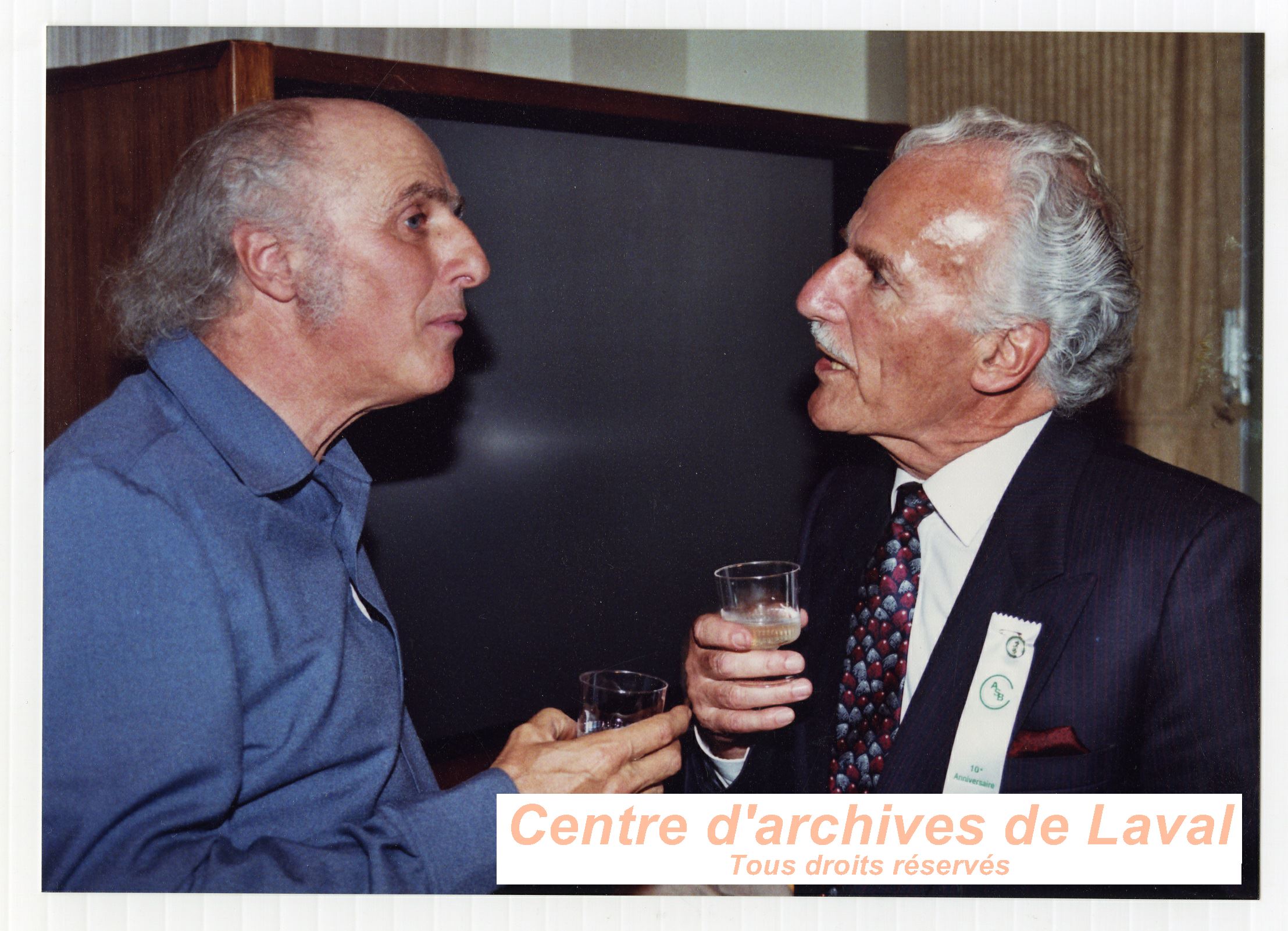 Gilles Vigneault (gauche) et le Dr. Augustin Roux (droite) lors du 10e anniversaire du Centre d'acceuil de Saint-Benot en 1989.