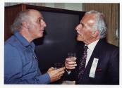 Gilles Vigneault (gauche) et le Dr. Augustin Roux (droite) lors du 10e anniversaire du Centre d'acceuil de Saint-Benot en 1989.