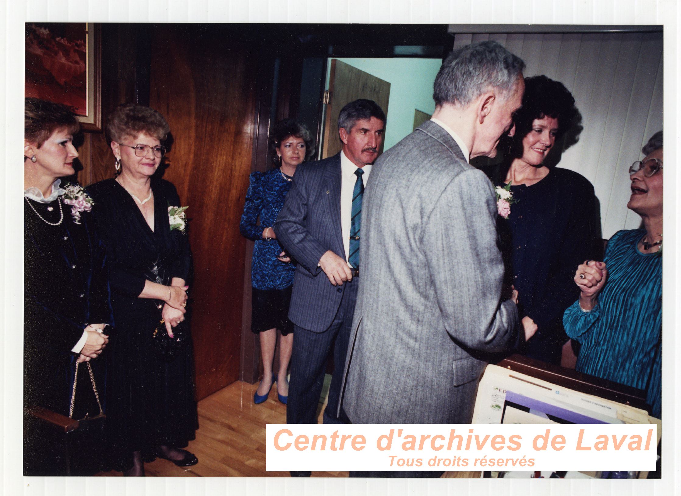 Le ministre de l'ducation et des tudes suprieures, Claude Ryan (de dos) lors du 50e anniversaire de la Caisse populaire Desjardins Mont-Bleu en 1988.