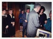 Le ministre de l'ducation et des tudes suprieures, Claude Ryan (de dos) lors du 50e anniversaire de la Caisse populaire Desjardins Mont-Bleu en 1988.