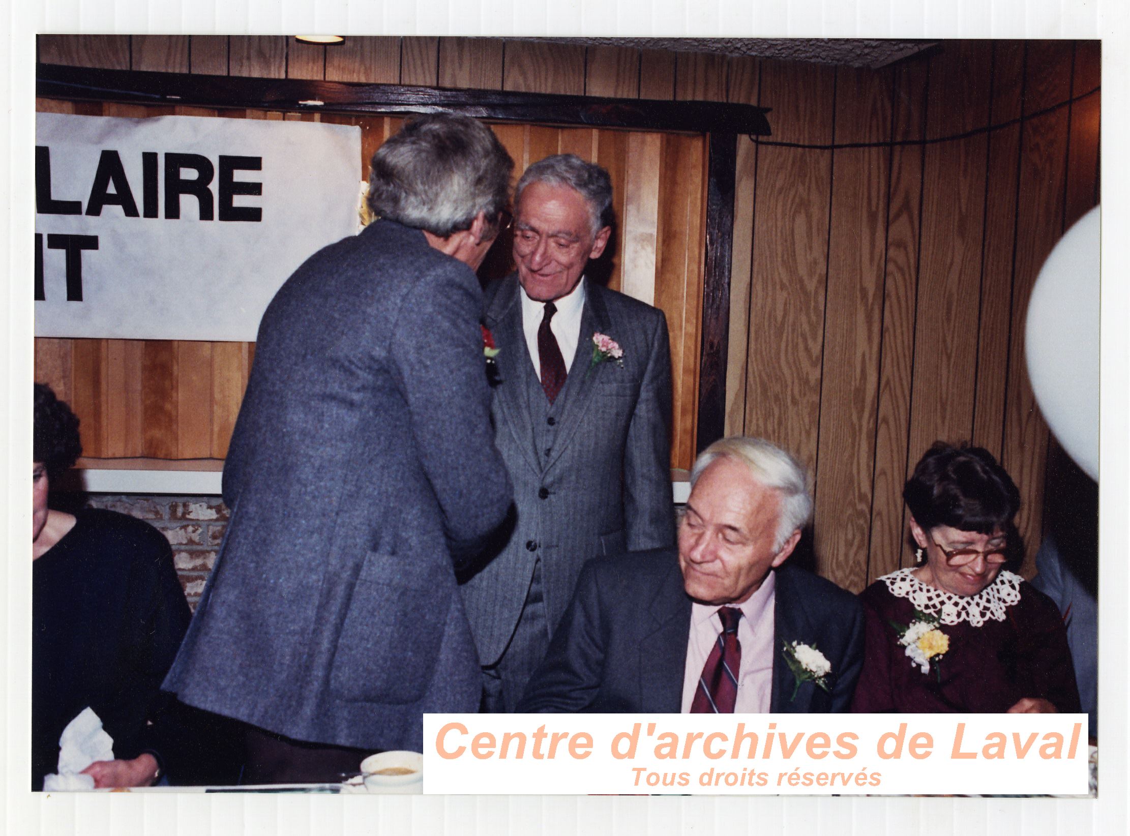 Le ministre de l'ducation et des tudes suprieures, Claude Ryan, lors du 50e anniversaire de la Caisse populaire Desjardins Mont-Bleu en 1988.