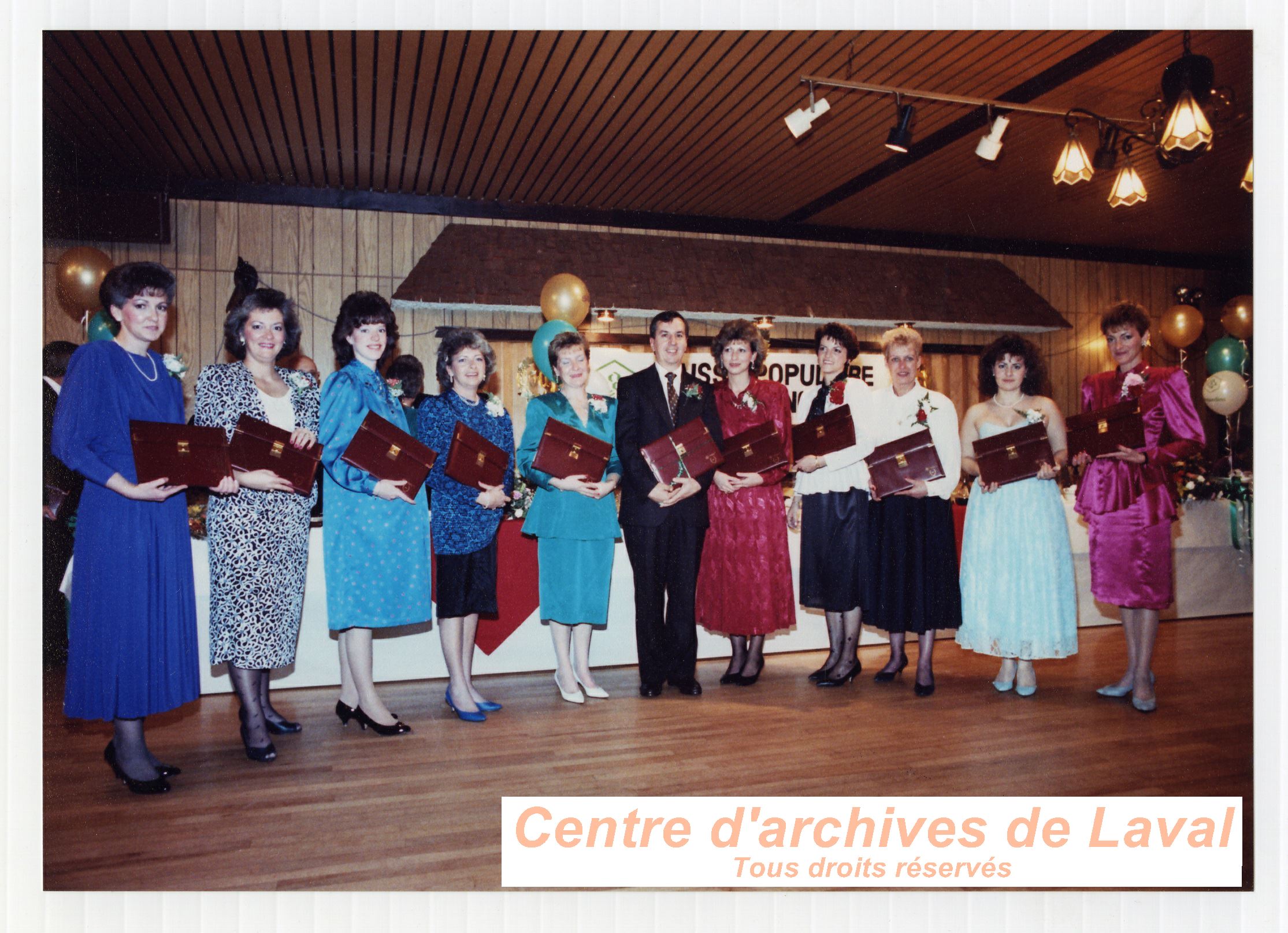 Rcipiendaires d'un prix lors du 50e anniversaire de la Caisse populaire Desjardins Mont-Bleu en 1988.