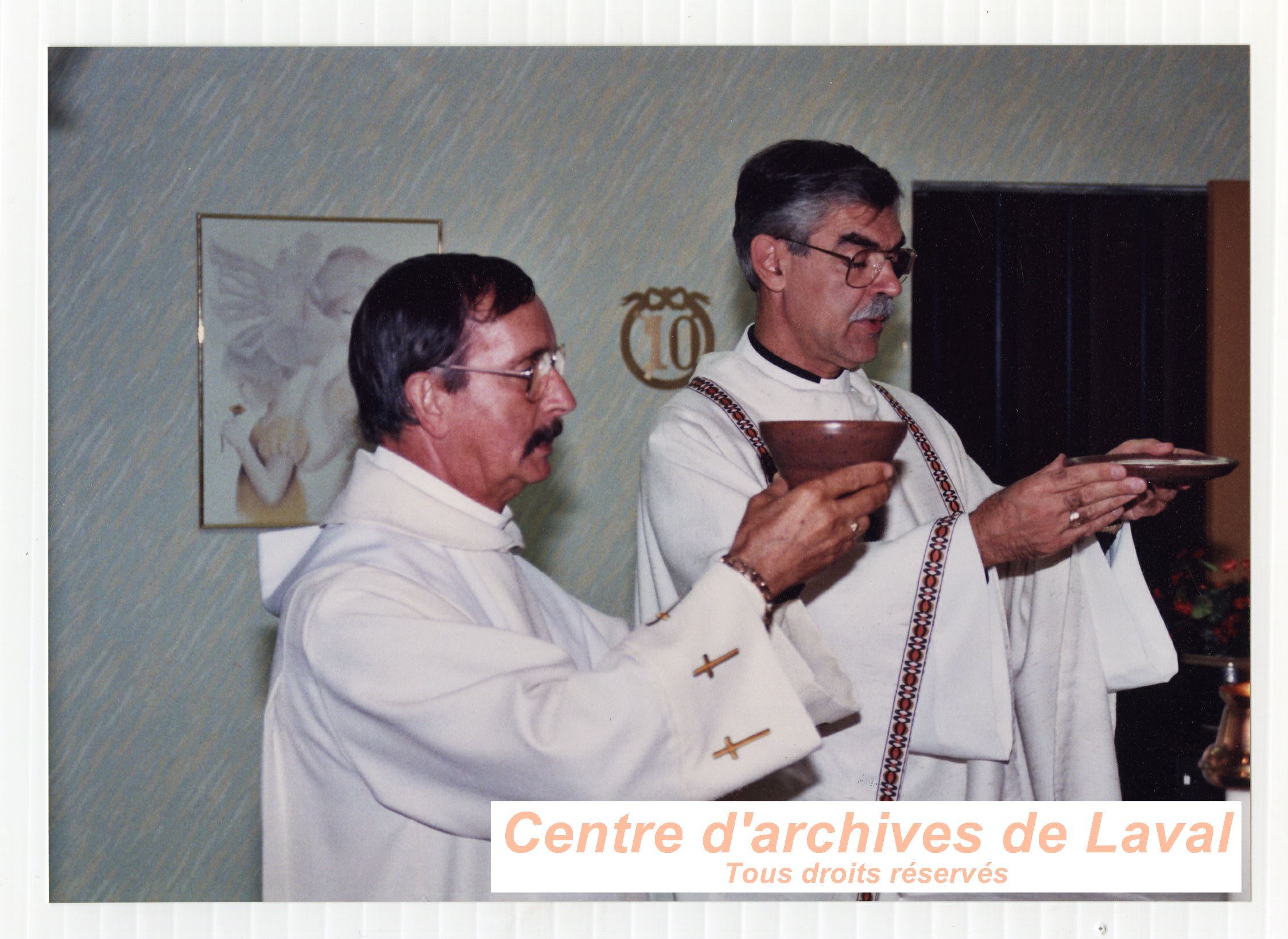 L'Abb Marc Lafleur (droite) lors de la procession religieuse du 10e anniversaire du Centre d'accueil Saint-Benot en 1989.