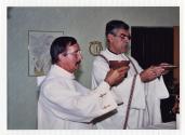 L'Abb Marc Lafleur (droite) lors de la procession religieuse du 10e anniversaire du Centre d'accueil Saint-Benot en 1989.
