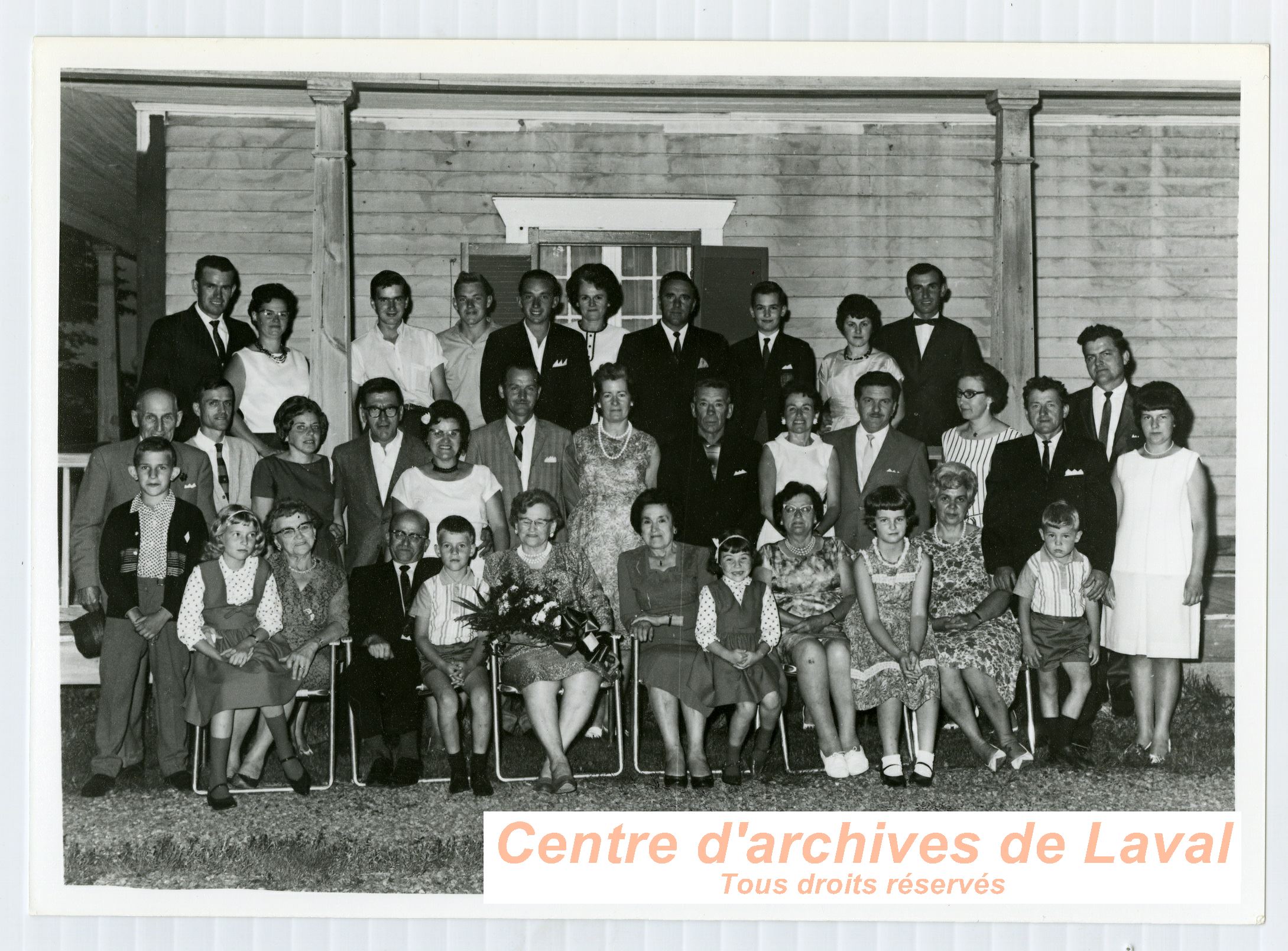 La famille Mondou runie pour le 80 anniversaire de leur an Mme Joseph Mondou  Saint-Benot le 18 juillet 1964.