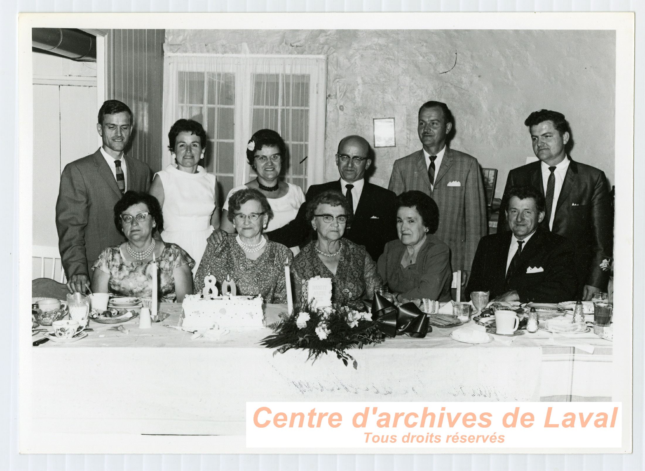 La famille Mondou runie pour le 80 anniversaire de leur an Mme Joseph Mondou  Saint-Benot le 18 juillet 1964.