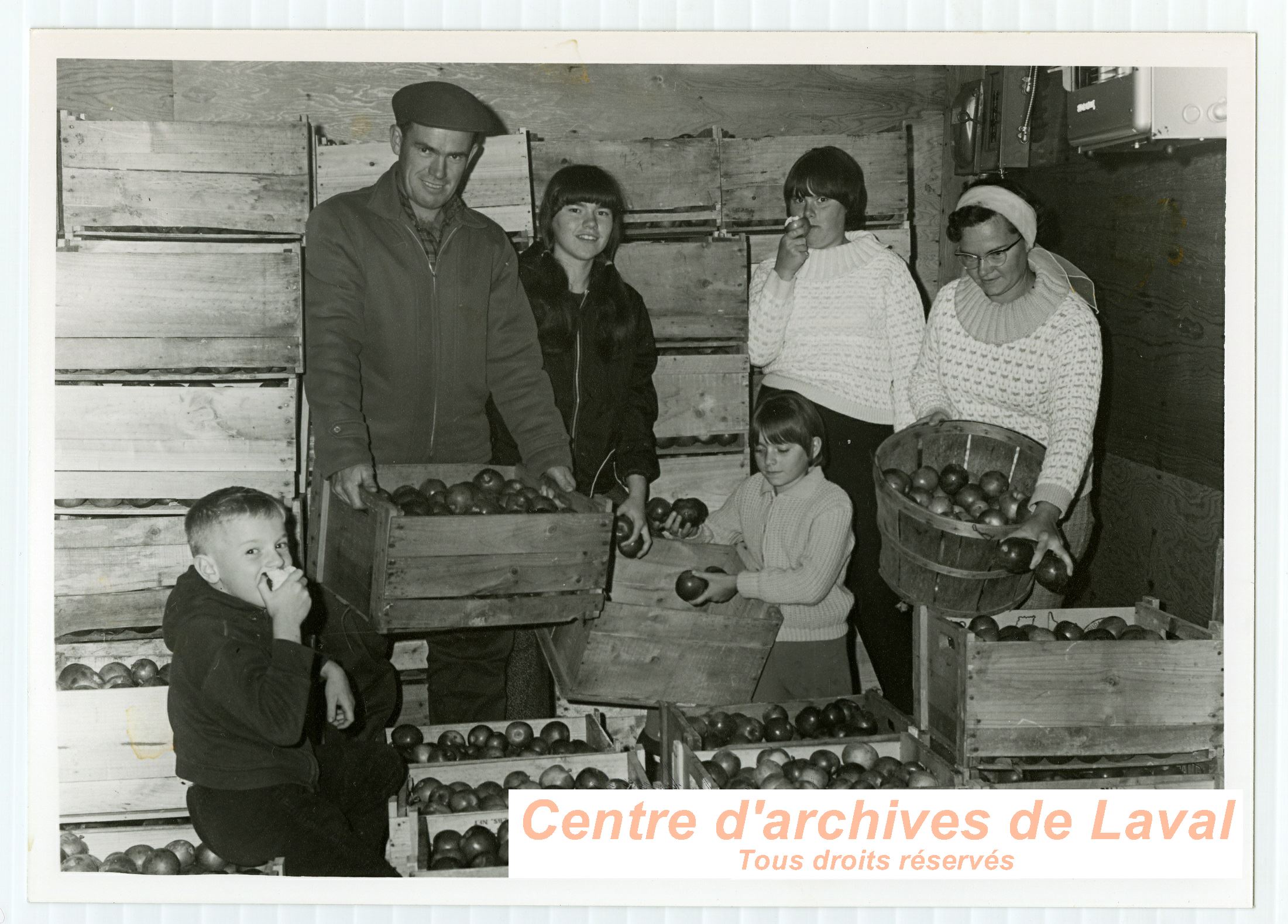 Gaston Perrier avec sa famille sur le rang Saint-Jean  Saint-Benot en 1964