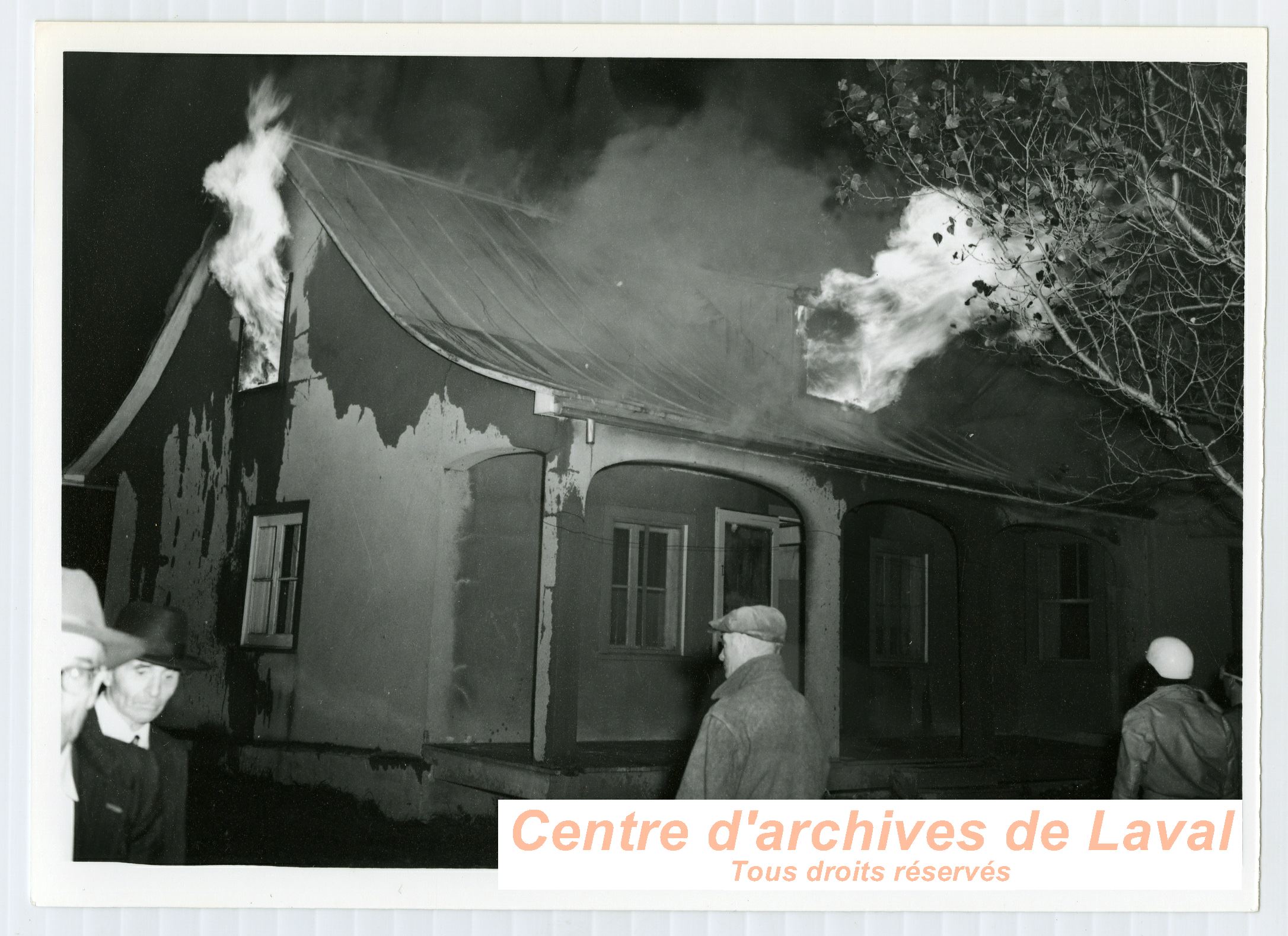 Incendie de la demeure d'Herv Proulx situe sur le rang Saint-tienne  Saint-Benot en 1959.