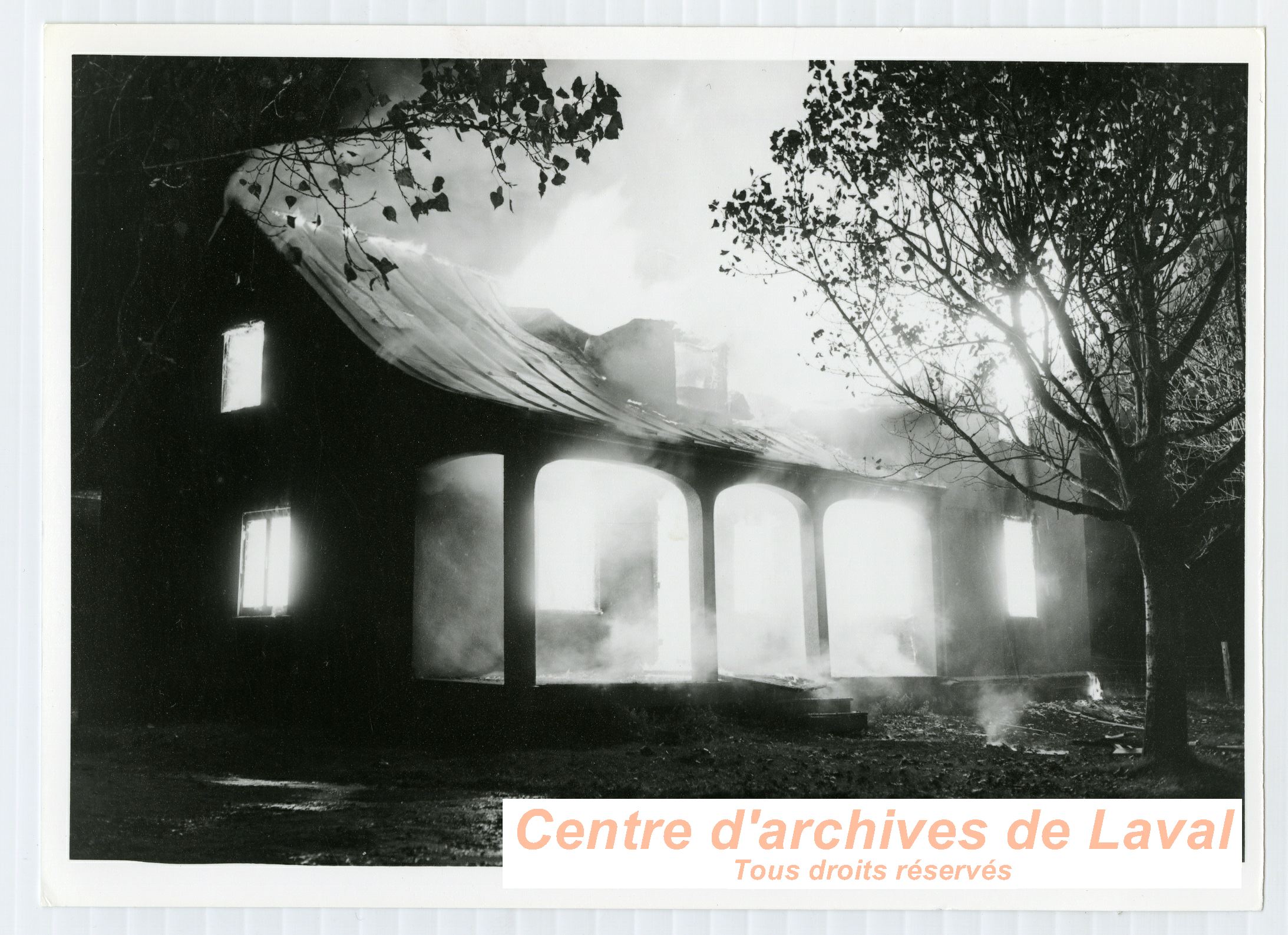 Incendie de la demeure d'Herv Proulx situe sur le rang Saint-tienne  Saint-Benot en 1959.