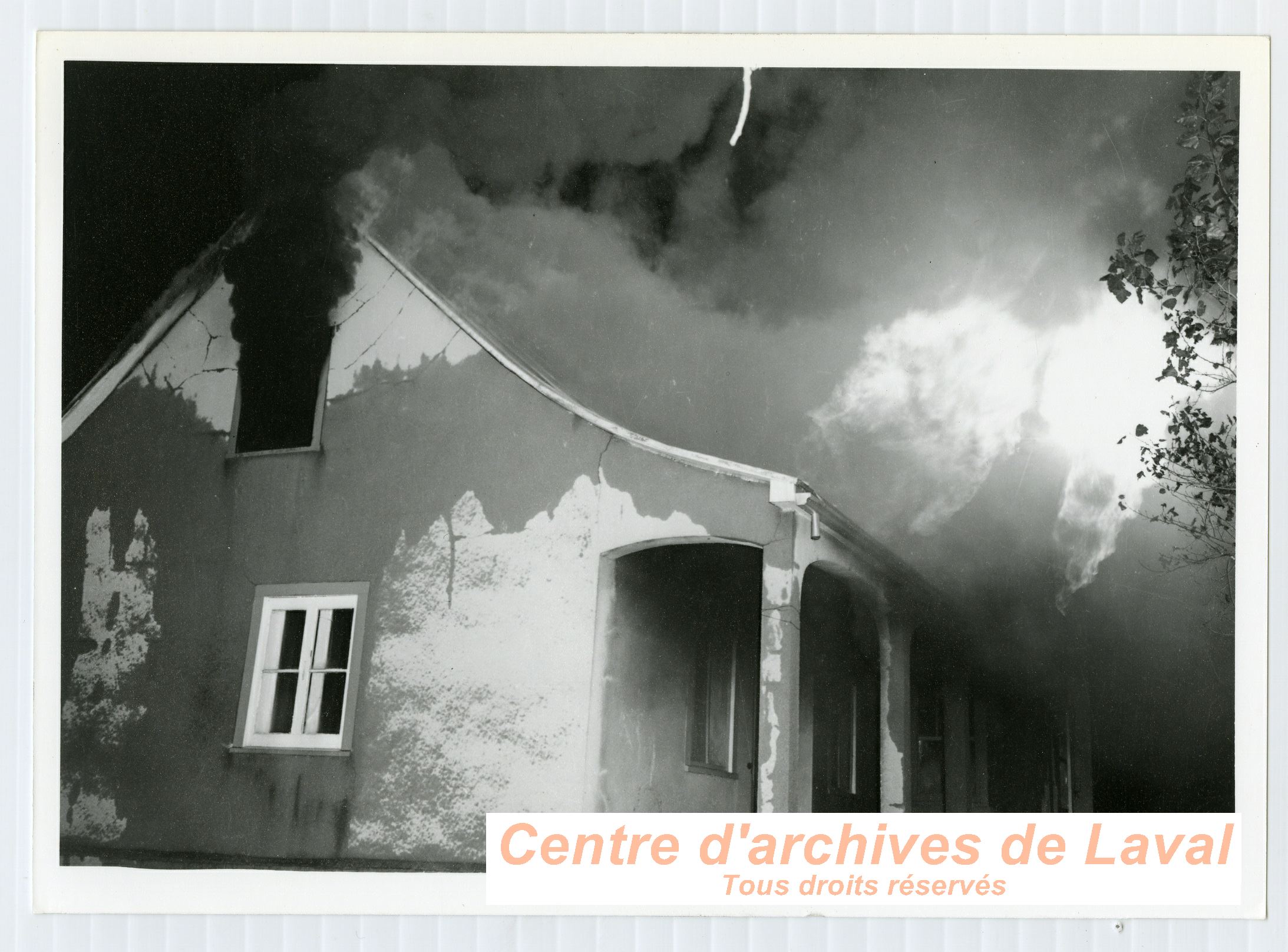 Incendie de la demeure d'Herv Proulx situe sur le rang Saint-tienne  Saint-Benot en 1959.