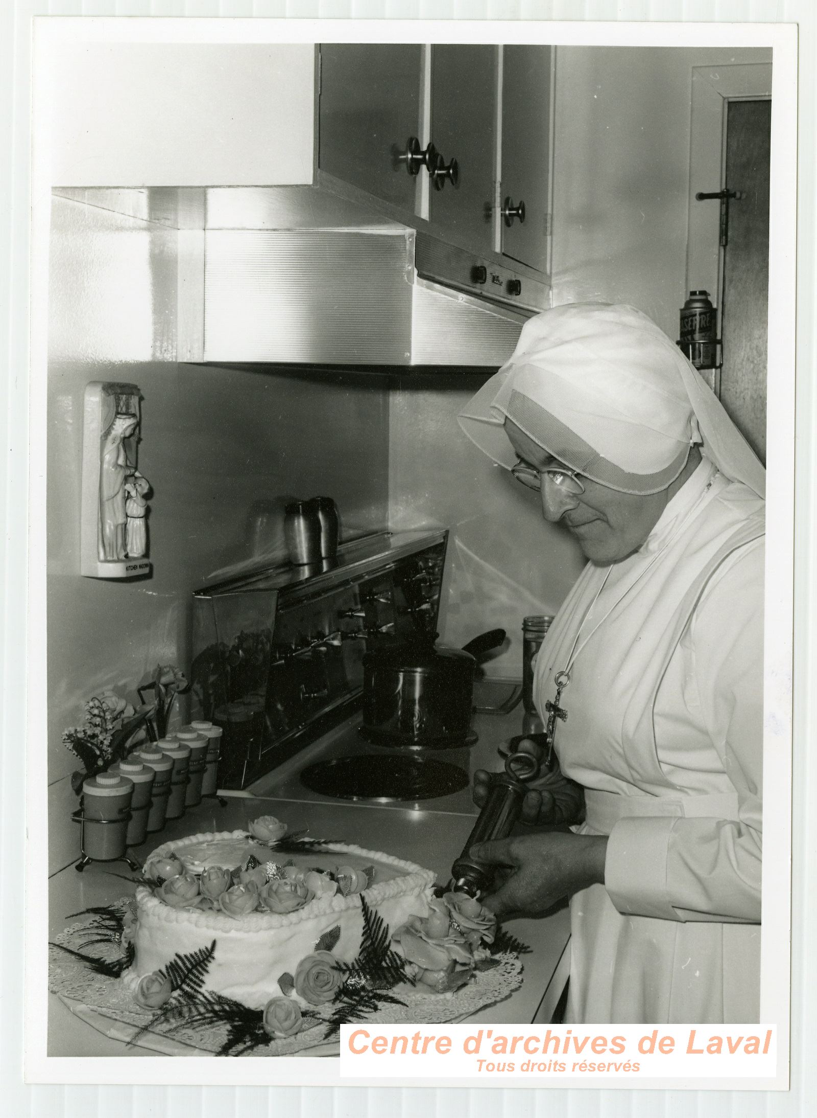 Soeur Alice Pilon devant un gteau  Saint-Benot en 1969.