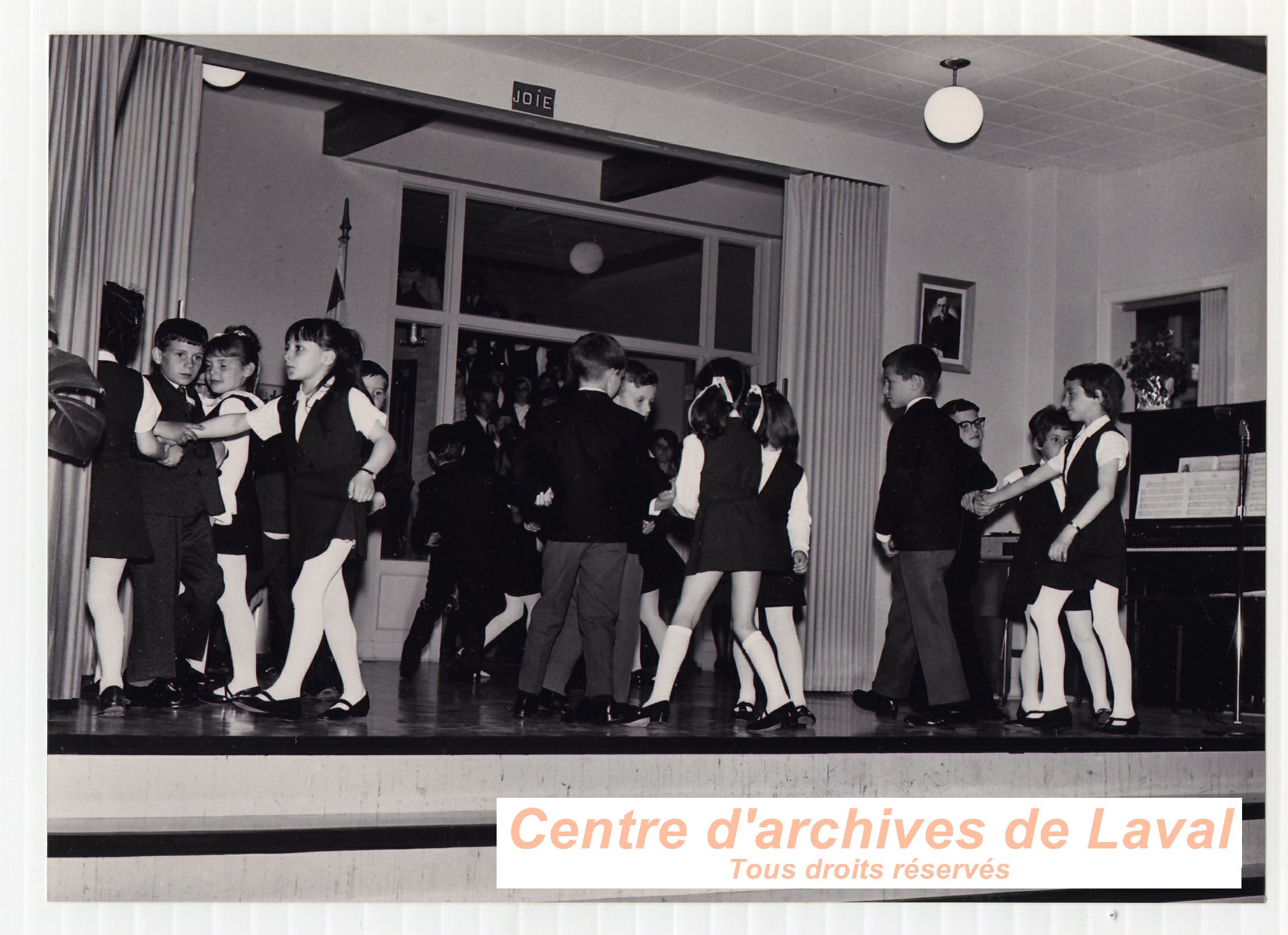 Jeunes enfants donnant un spectacle  l'cole Girouard de Saint-Benot en 1970.