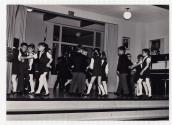 Jeunes enfants donnant un spectacle  l'cole Girouard de Saint-Benot en 1970.
