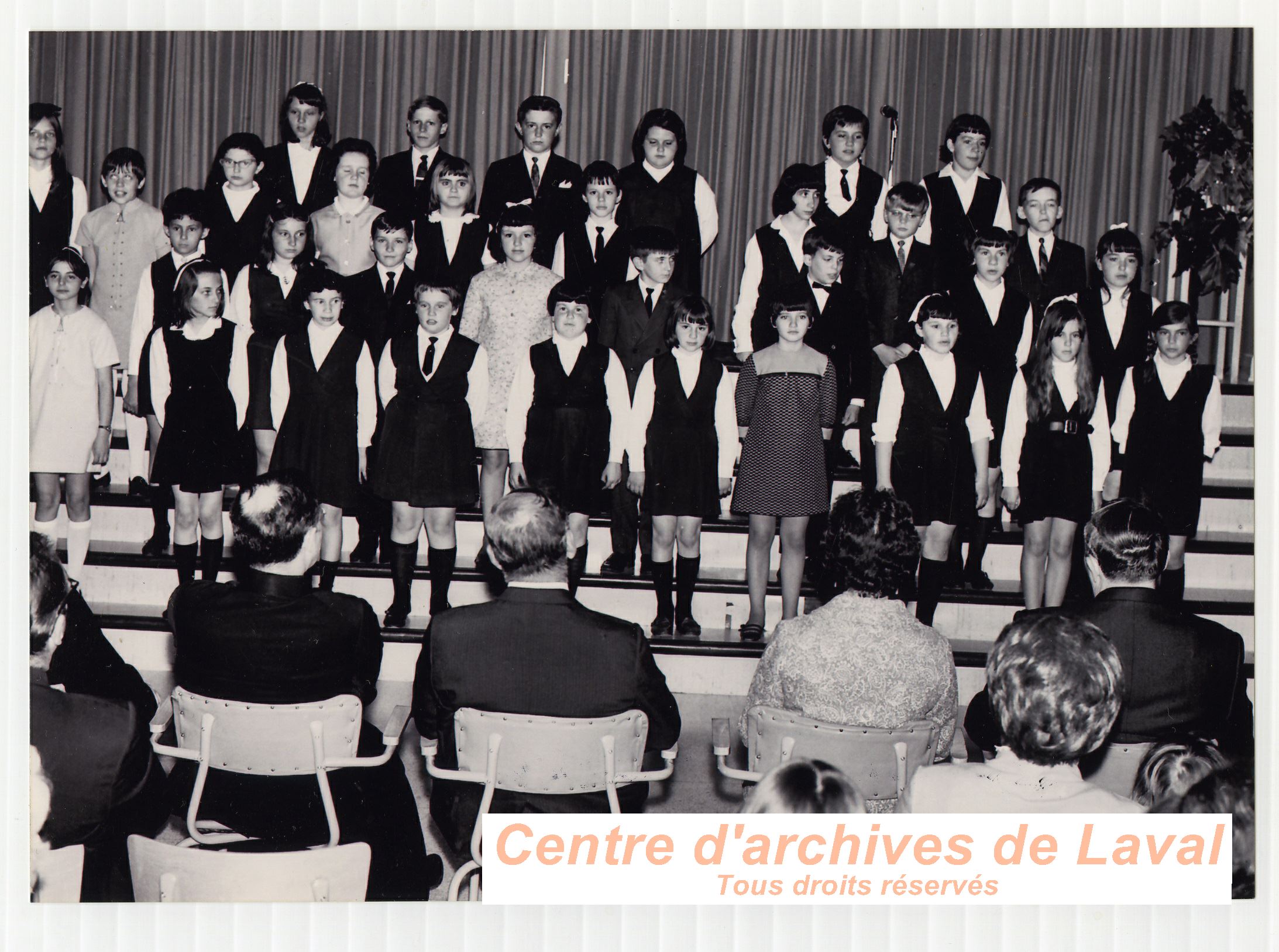 Jeunes enfants donnant un spectacle  l'cole Girouard de Saint-Benot en 1970.