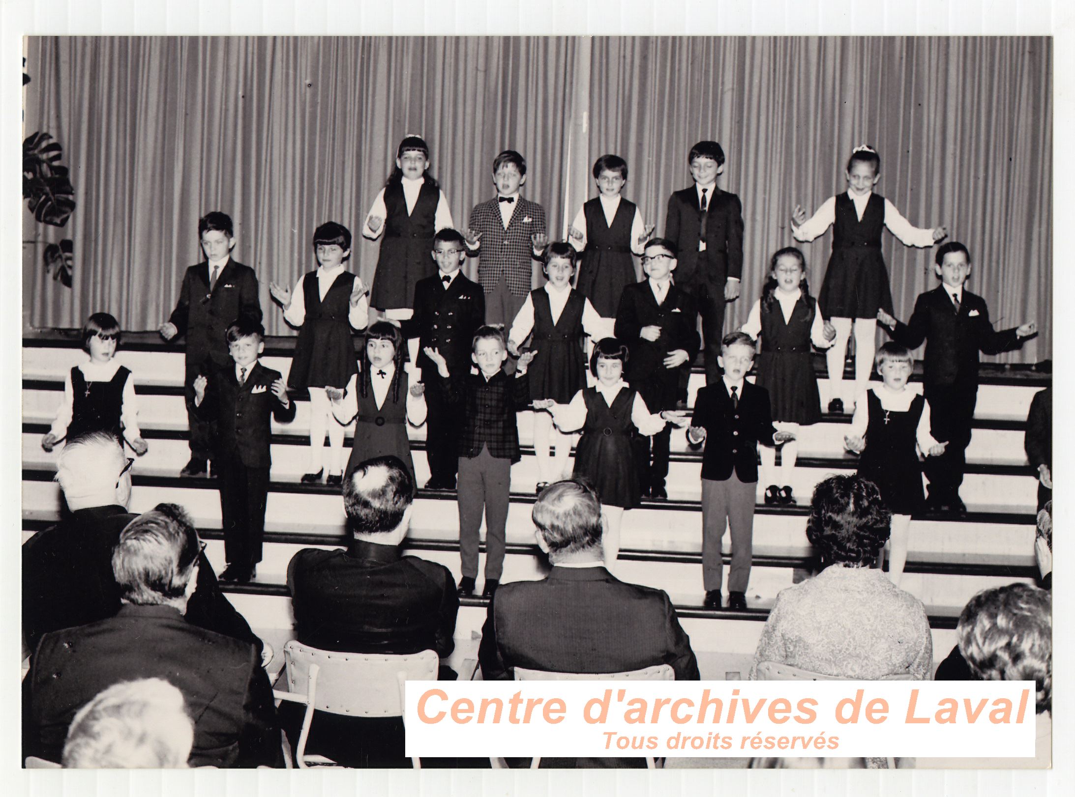 Jeunes enfants donnant un spectacle  l'cole Girouard de Saint-Benot en 1970.