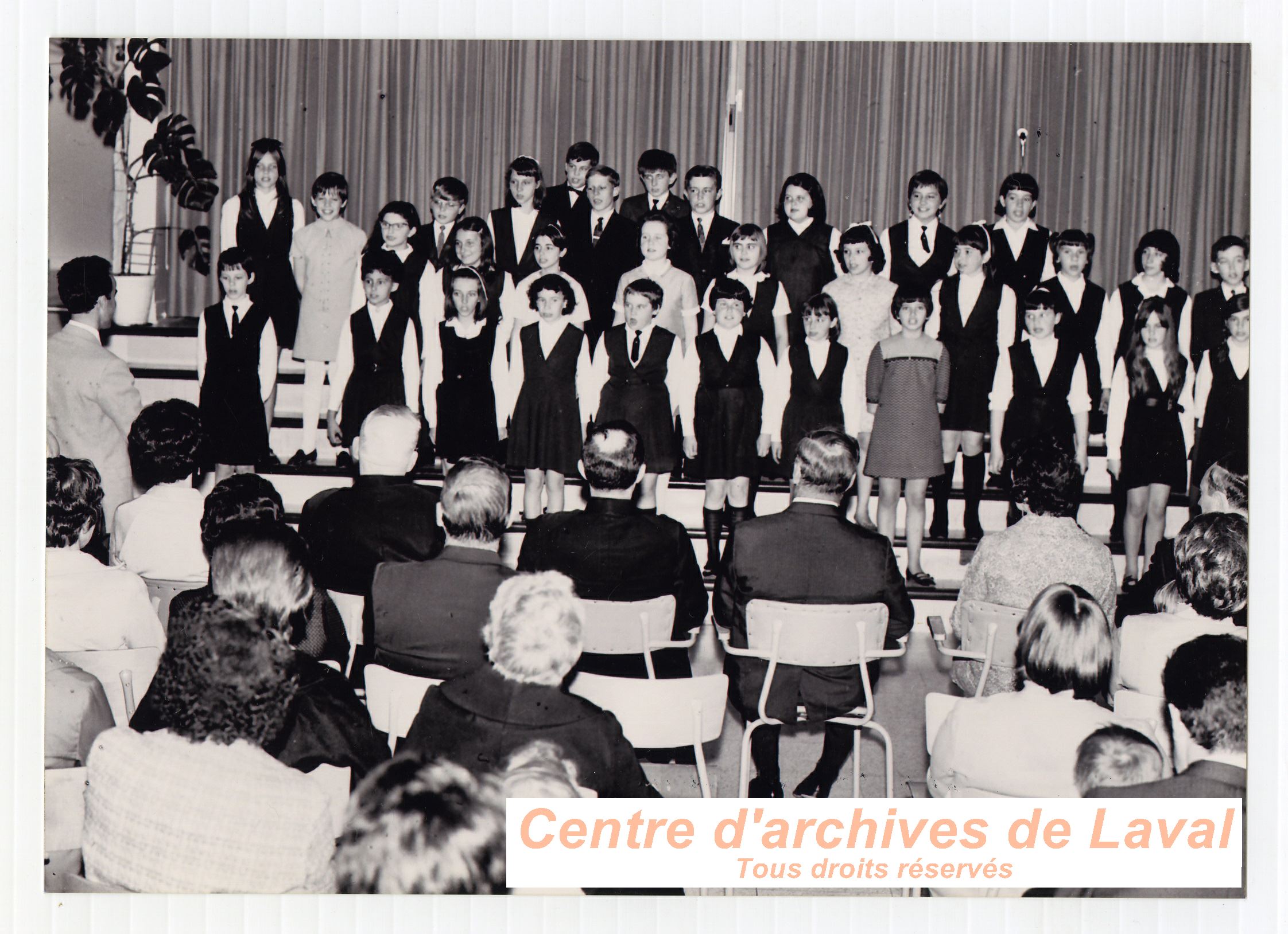 Jeunes enfants donnant un spectacle  l'cole Girouard de Saint-Benot en 1970.