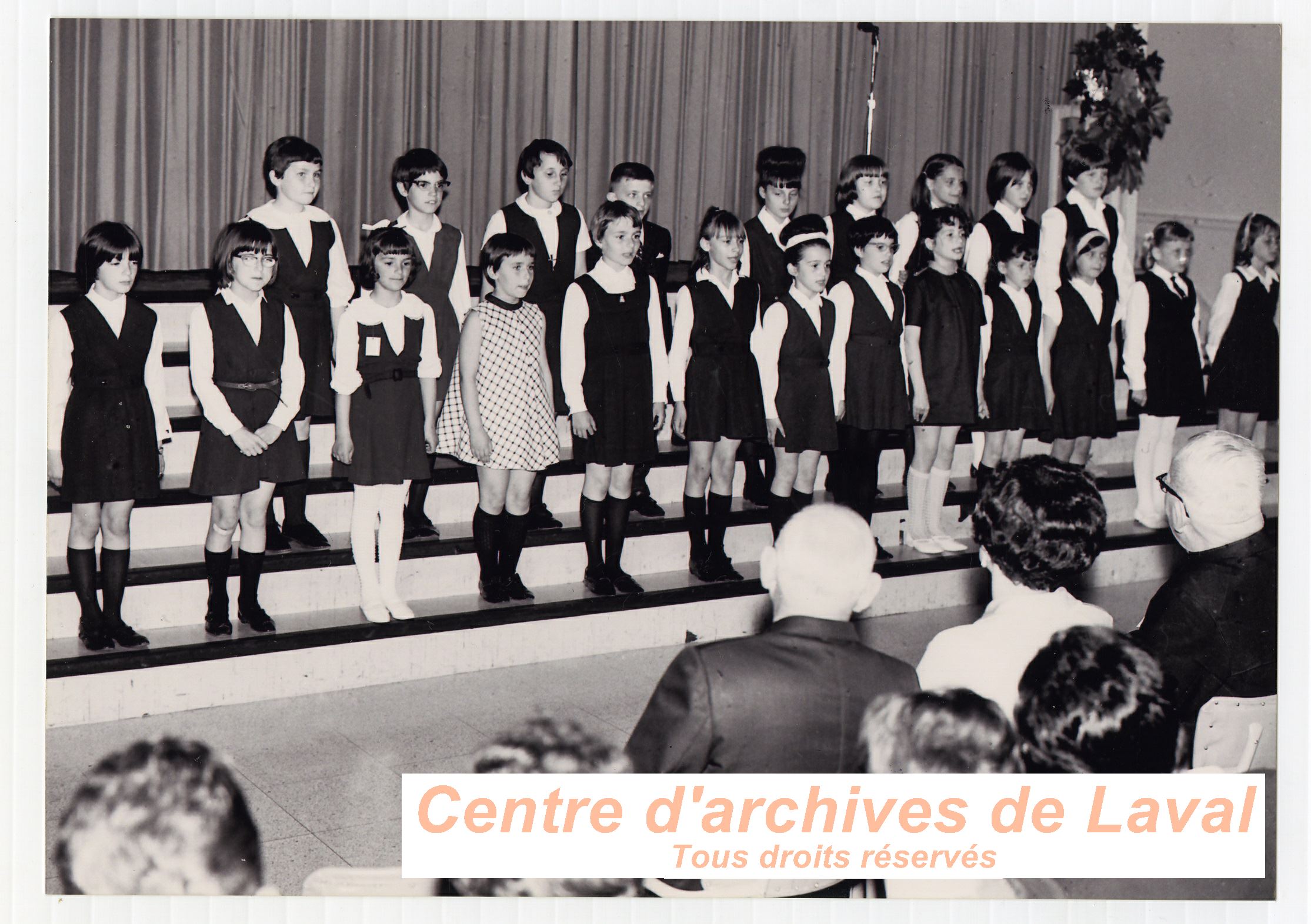 Jeunes enfants donnant un spectacle  l'cole Girouard de Saint-Benot en 1970.