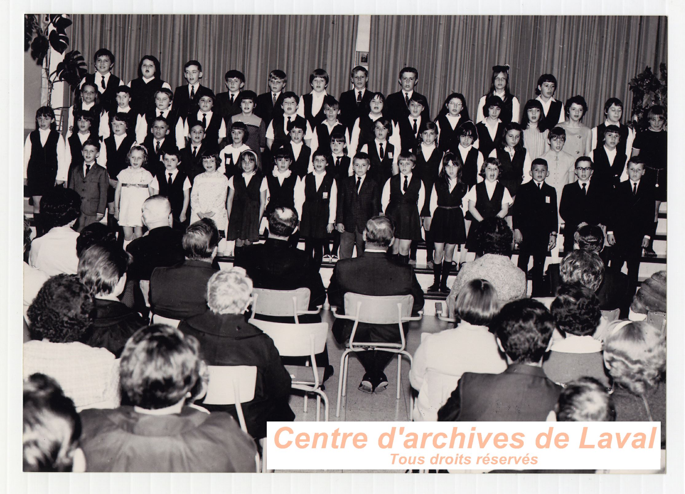 Jeunes enfants donnant un spectacle  l'cole Girouard de Saint-Benot en 1970.