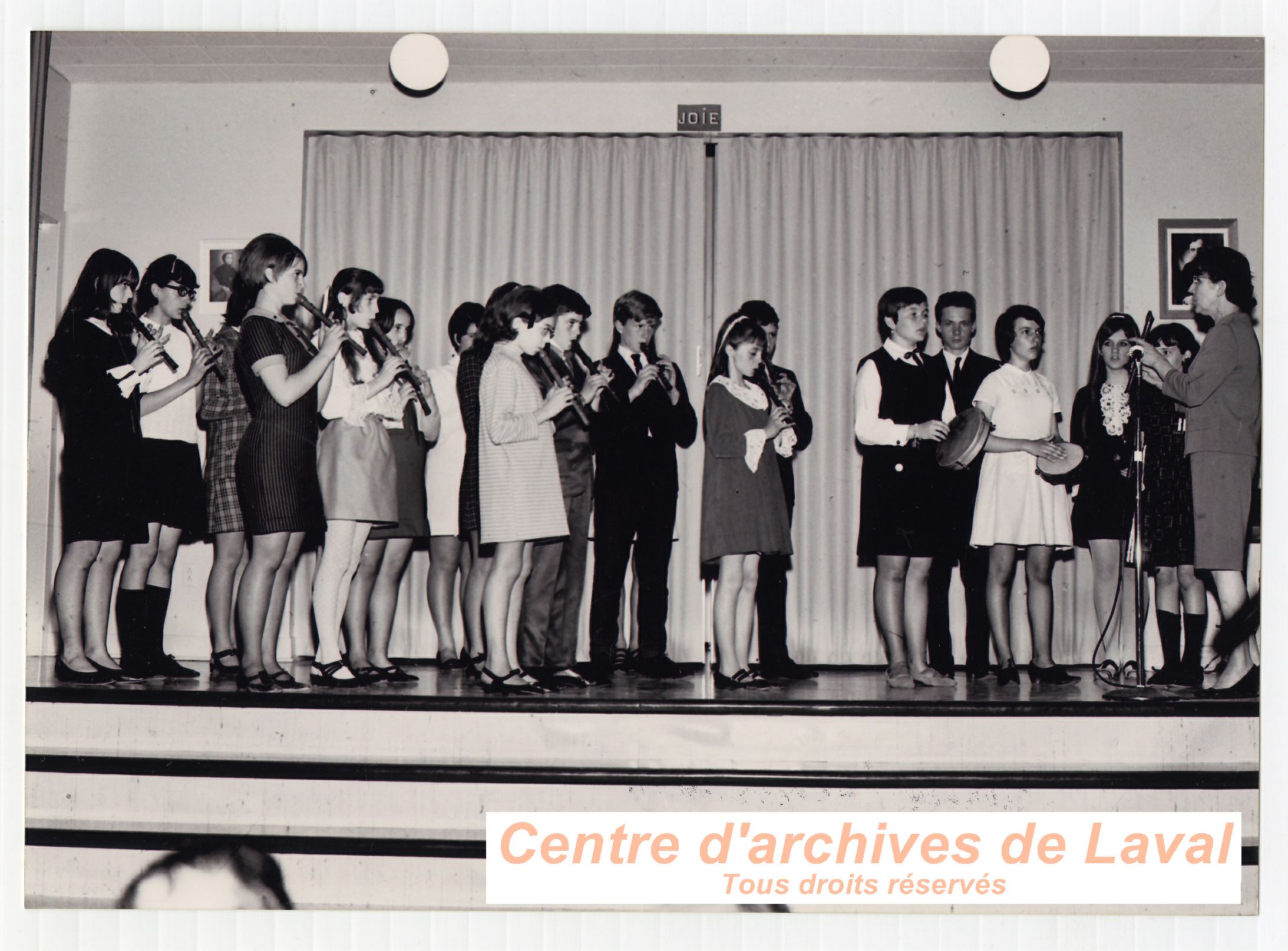 Jeunes enfants donnant un spectacle  l'cole Girouard de Saint-Benot en 1970.