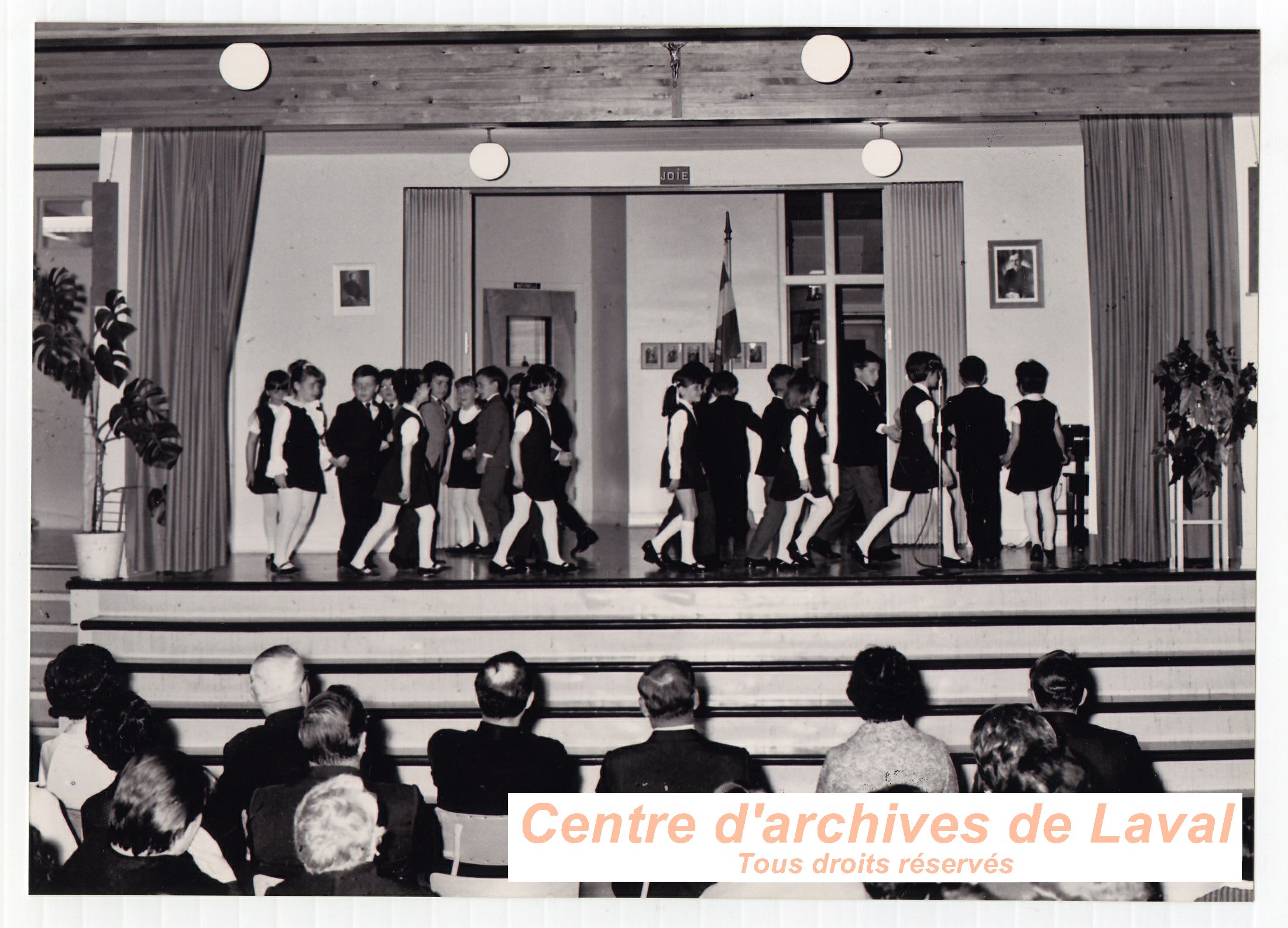 Jeunes enfants donnant un spectacle  l'cole Girouard de Saint-Benot en 1970.