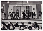 Jeunes enfants donnant un spectacle  l'cole Girouard de Saint-Benot en 1970.