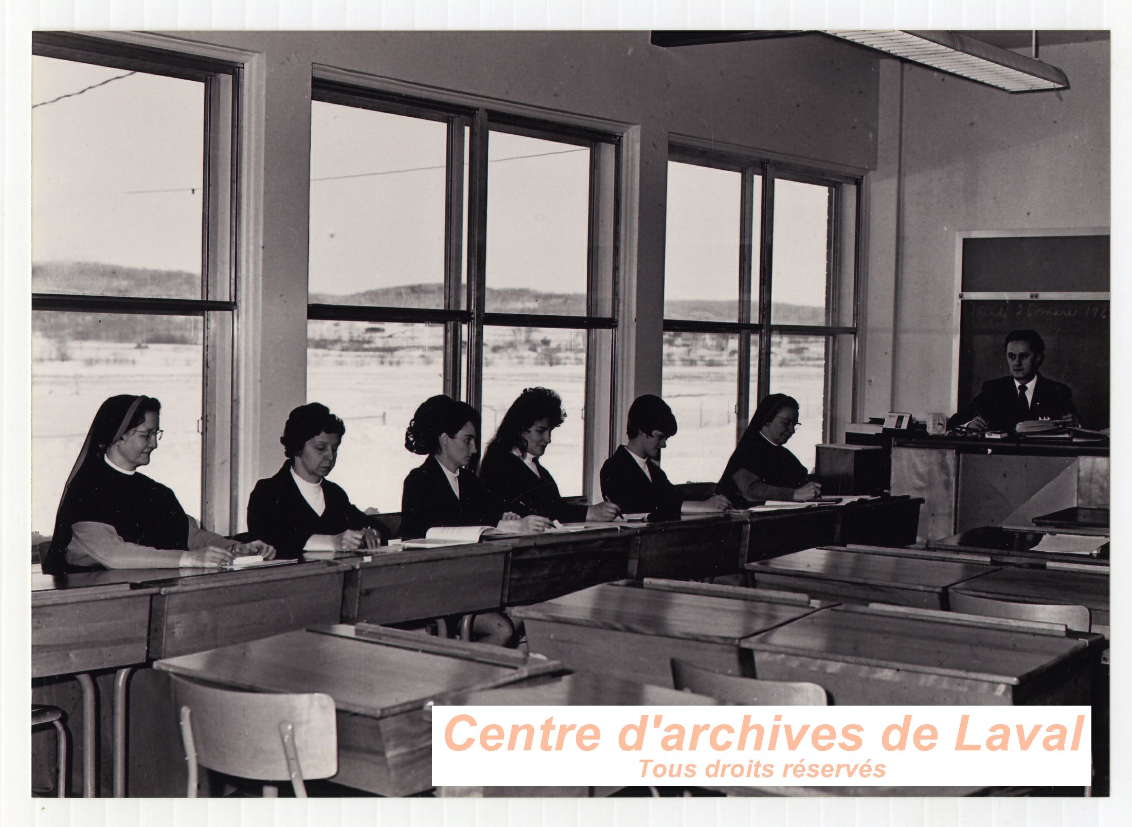 Groupe de femmes accompagnes de deux soeurs  l'cole Girouard de Saint-Benot en 1968.