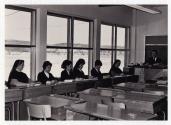 Groupe de femmes accompagnes de deux soeurs  l'cole Girouard de Saint-Benot en 1968.