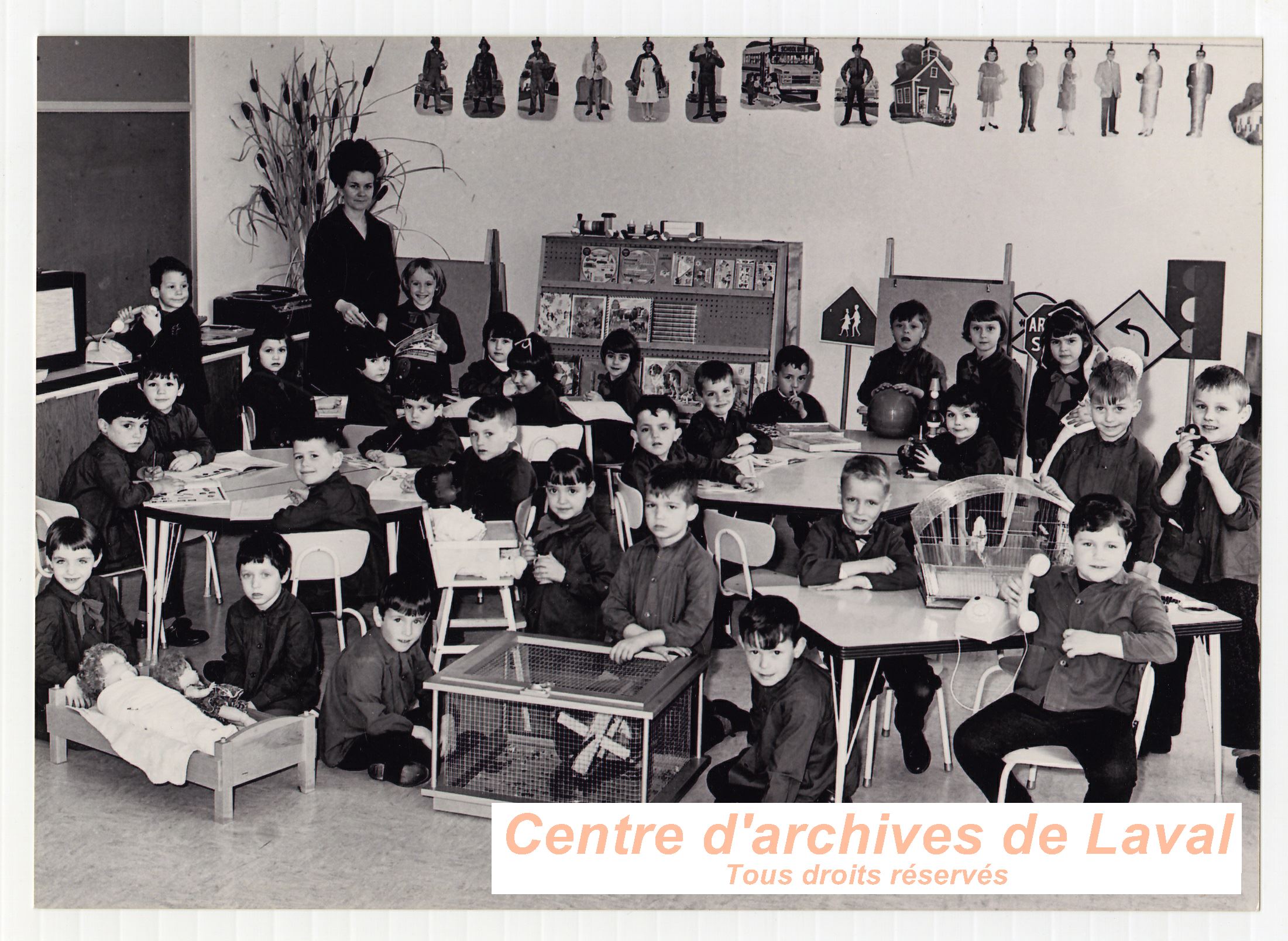 Jeunes enfants accompagns de leur professeur  l'cole Girouard de Saint-Benot en 1968.