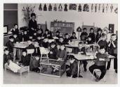 Jeunes enfants accompagns de leur professeur  l'cole Girouard de Saint-Benot en 1968.