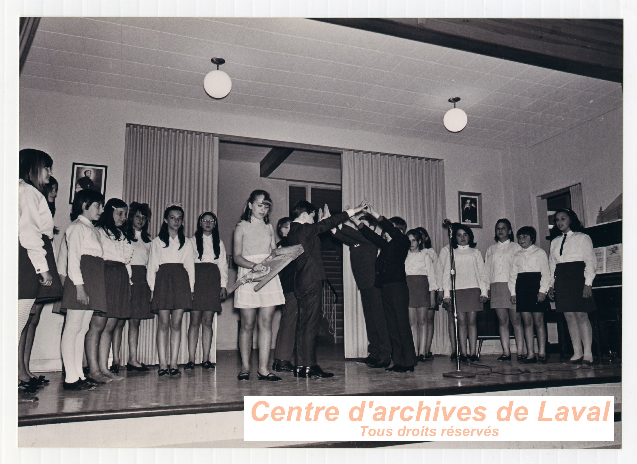 Jeunes tudiants donnant un spectacle  l'cole Girouard de Saint-Benot en 1969.