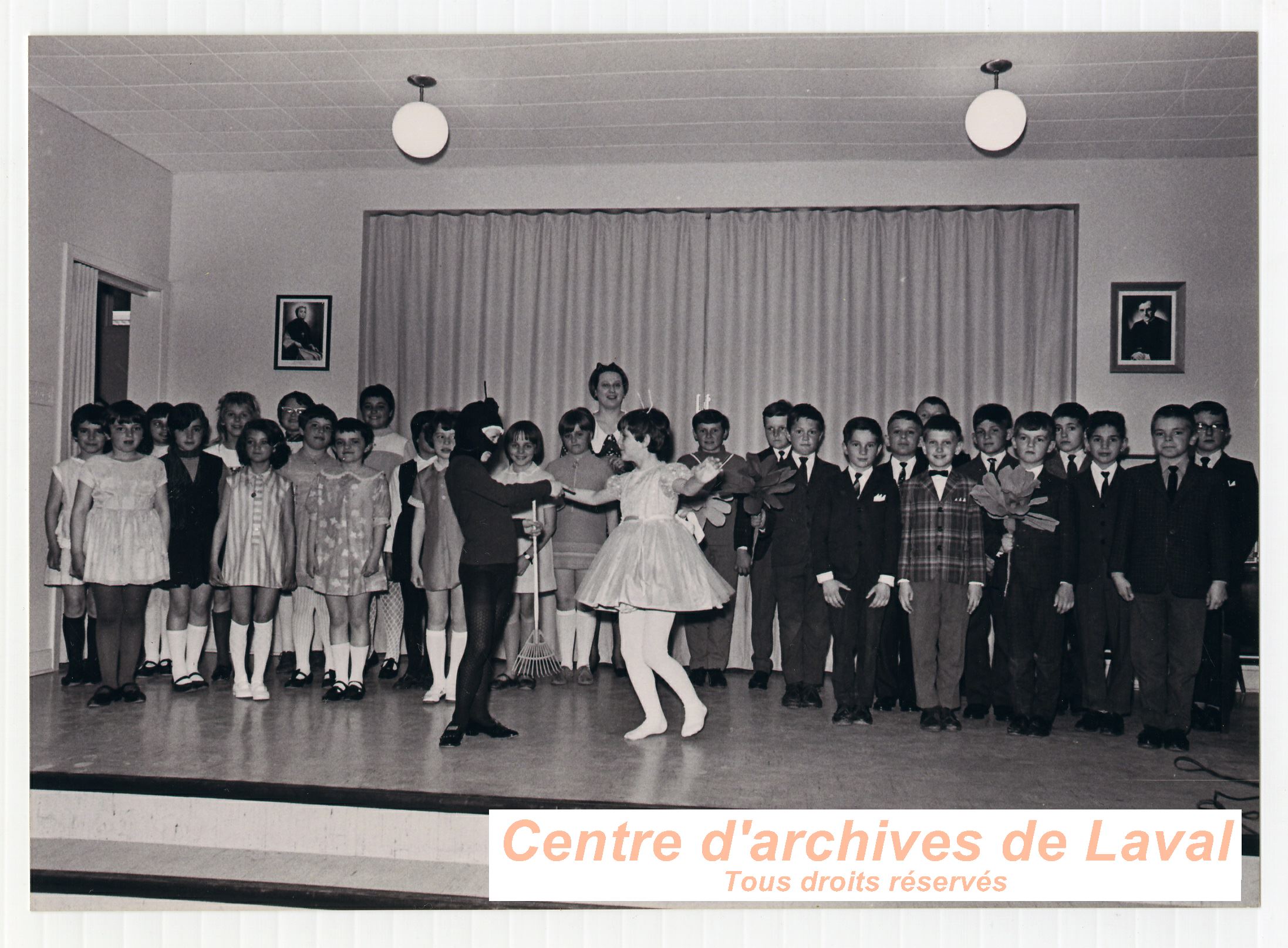 Jeunes tudiants donnant un spectacle  l'cole Girouard de Saint-Benot en 1969.