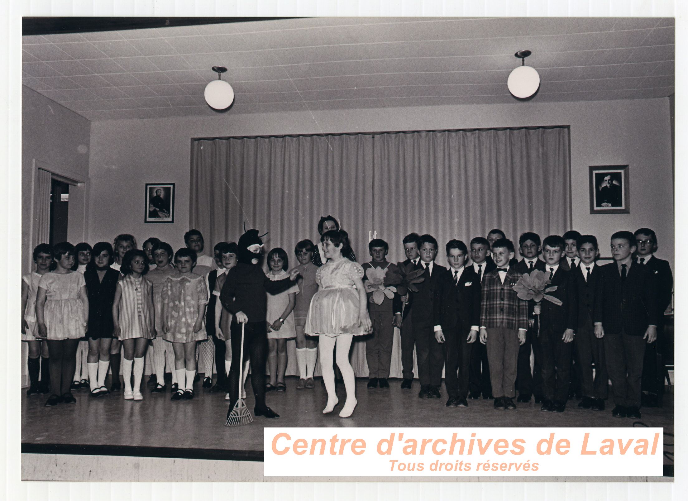 Jeunes tudiants donnant un spectacle  l'cole Girouard de Saint-Benot en 1969.