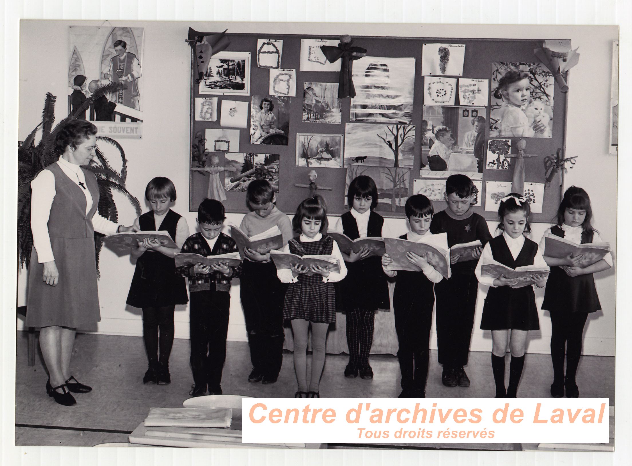 Soeur Lucile Rochon avec ses jeunes tudiants  l'cole Girouard de Saint-Benot en 1969,