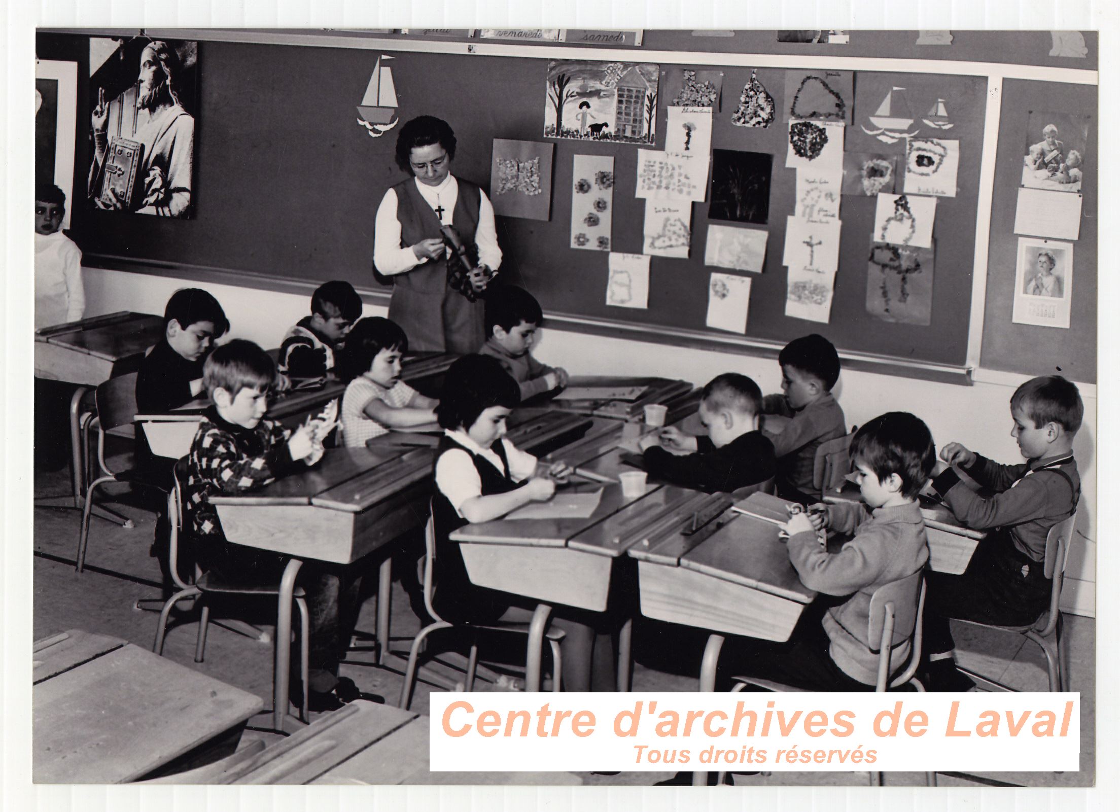 Soeur Lucile Rochon avec ses jeunes tudiants  l'cole Girouard de Saint-Benot en 1969,