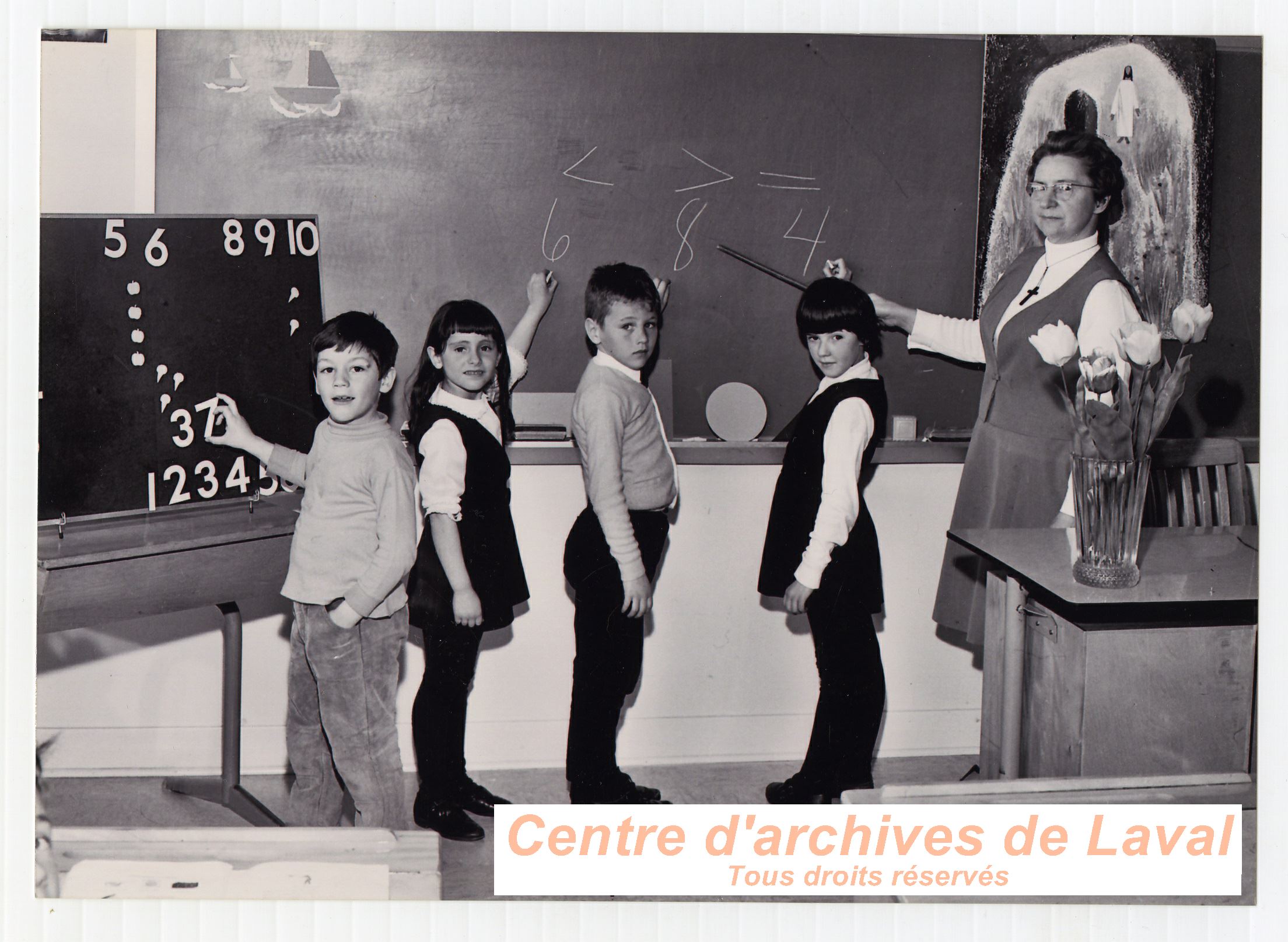 Soeur Lucile Rochon avec ses jeunes tudiants  l'cole Girouard de Saint-Benot en 1969,