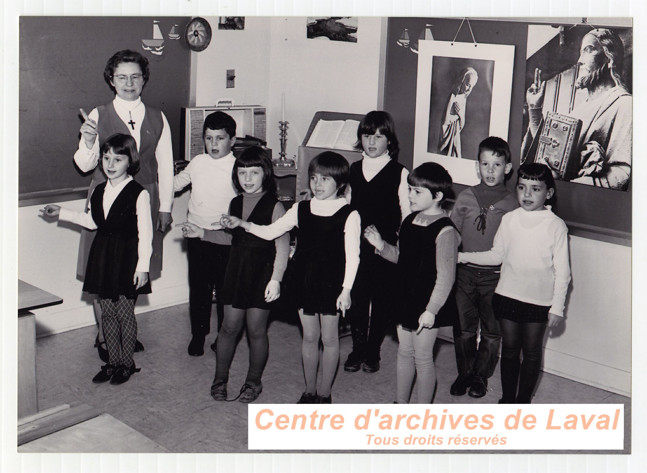 Soeur Lucile Rochon avec ses jeunes tudiants  l'cole Girouard de Saint-Benot en 1969,