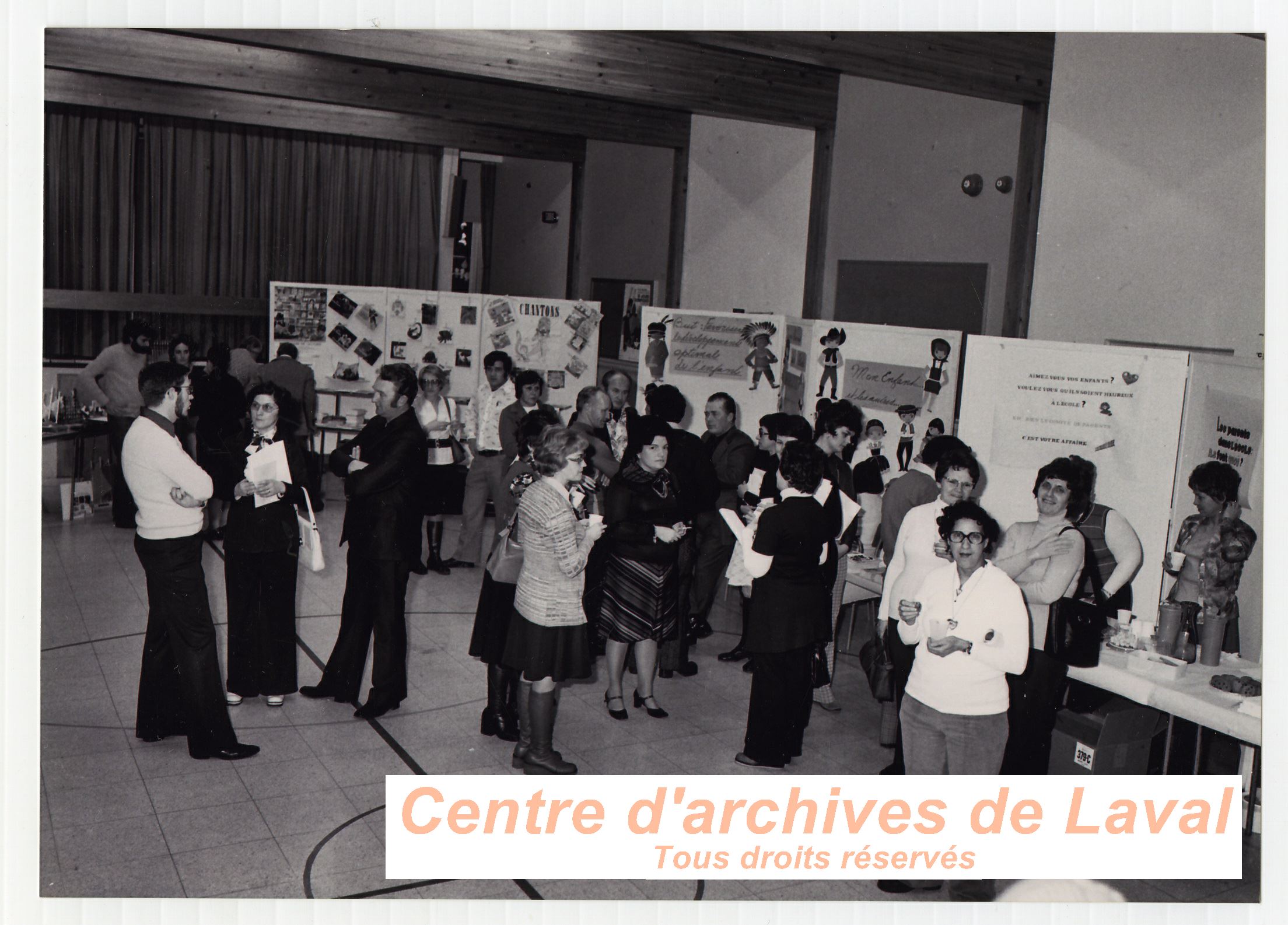 Habitants de Saint-Benot lors d'un vnement en 1969