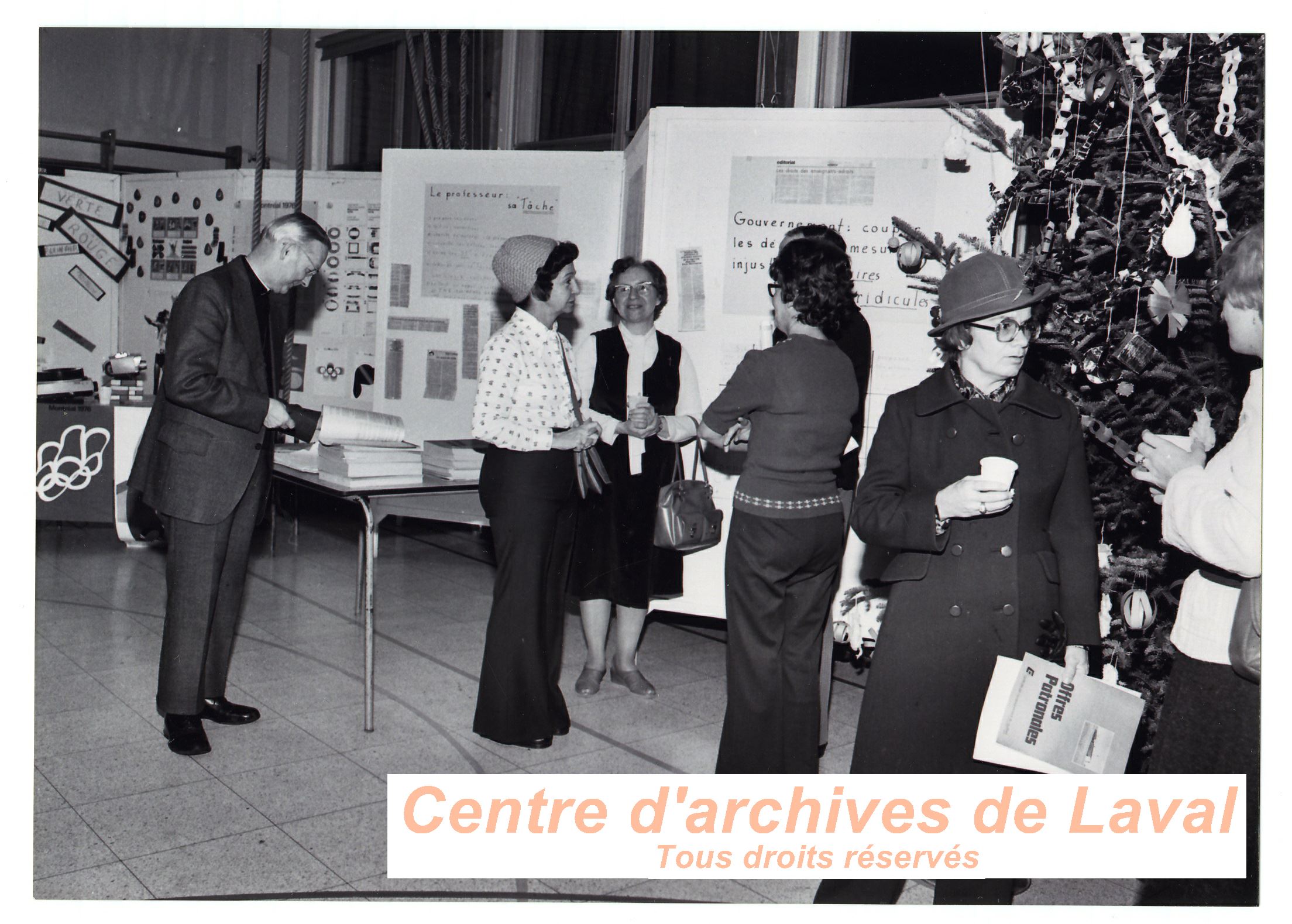 Habitants de Saint-Benot lors d'un vnement en 1969