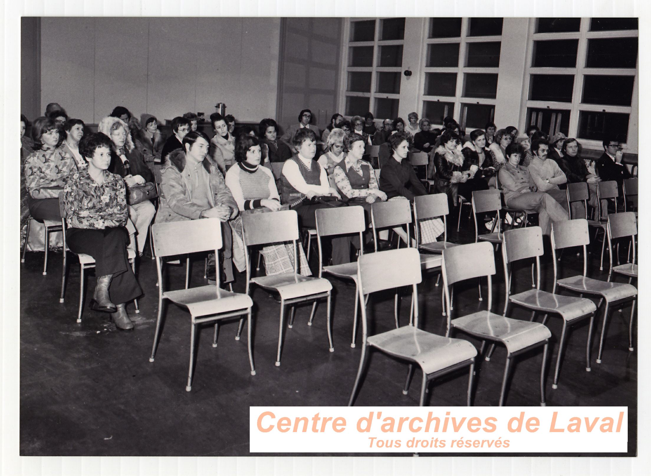 Habitants de Saint-Benot lors d'un vnement  l'cole Girouard en 1969