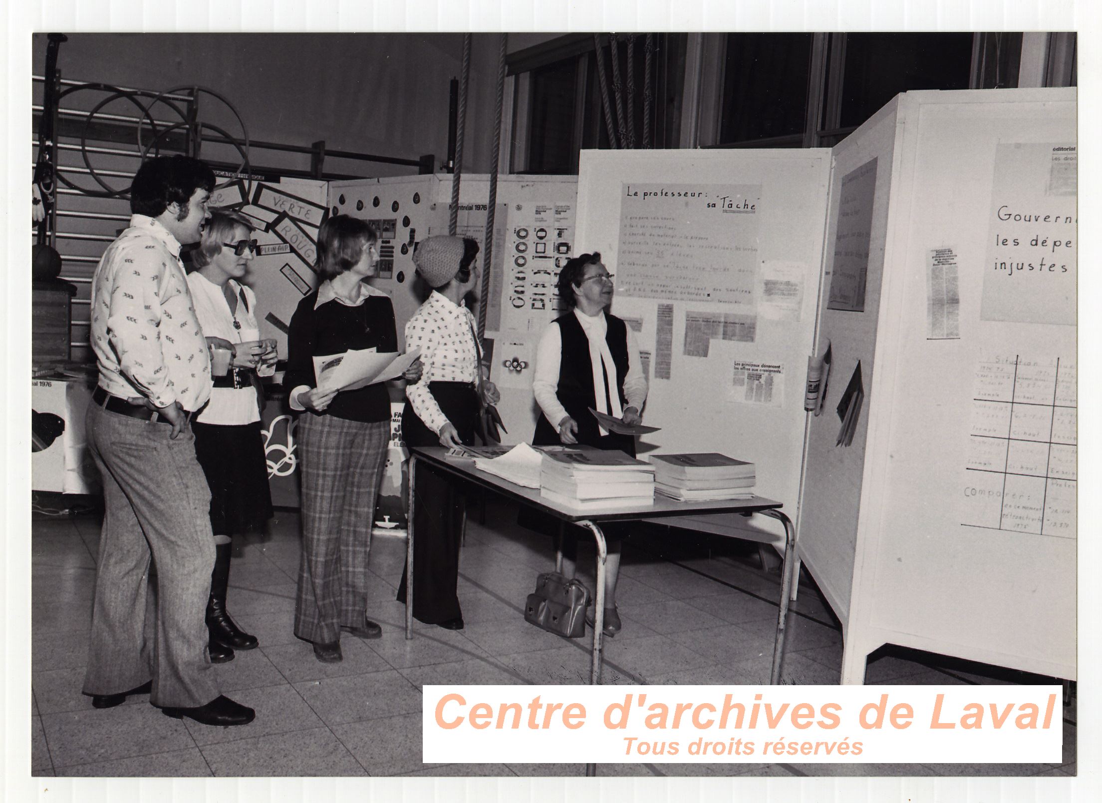 Habitants de Saint-Benot lors d'un vnement  l'cole Girouard en 1969