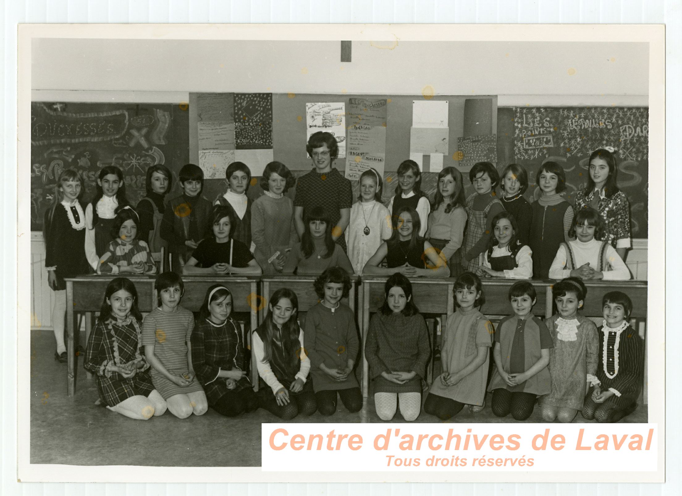 Groupe de jeunes tudiants avec leur institutrice  l'cole Girouard en 1969