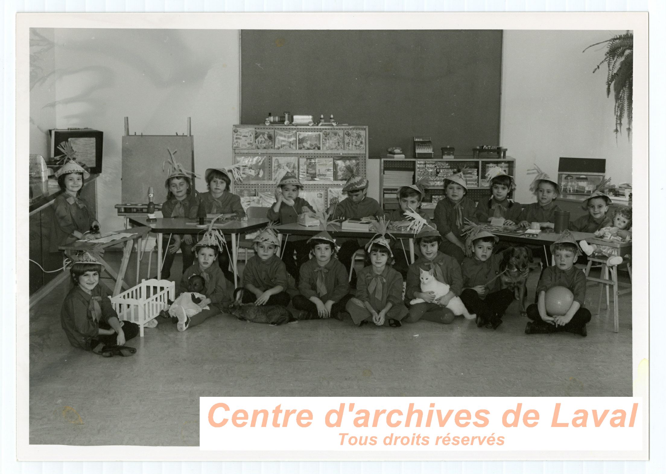 Jeunes enfants accompagns d'objets et d'animaux  l'cole Girouard en 1969