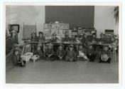 Jeunes enfants accompagns d'objets et d'animaux  l'cole Girouard en 1969