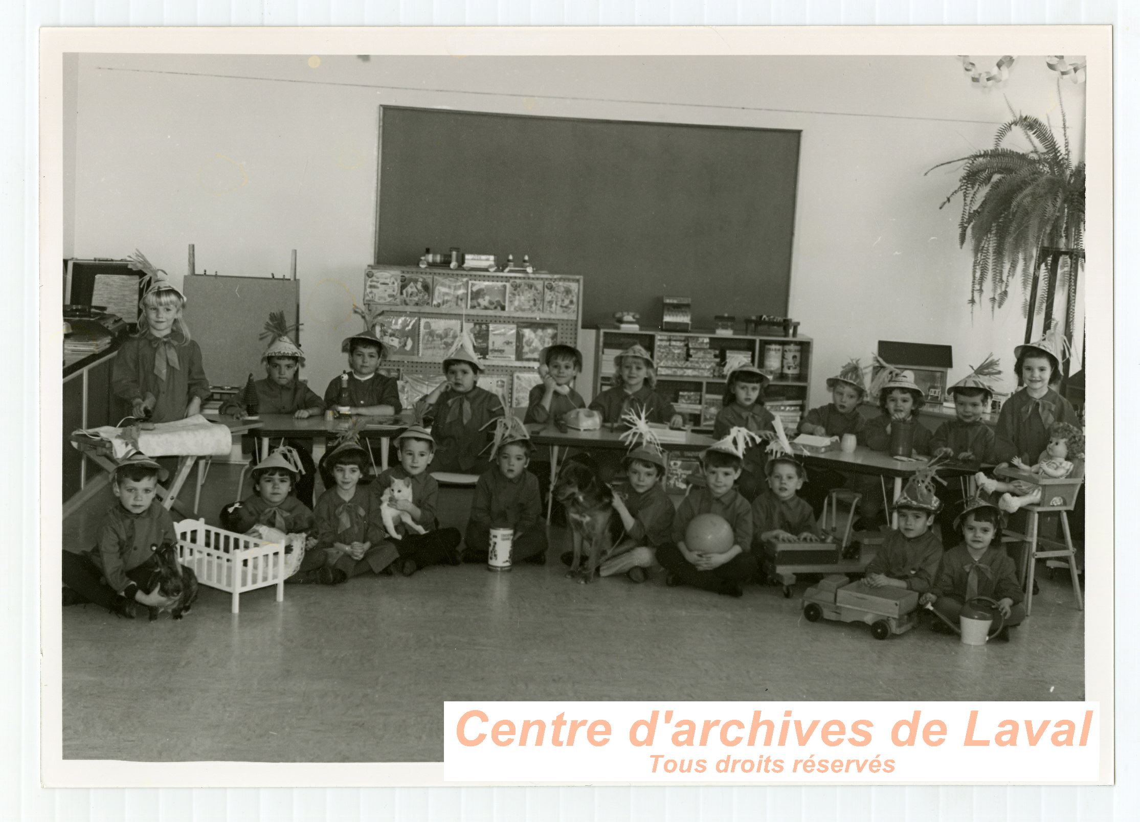 Jeunes enfants accompagns d'objets et d'animaux  l'cole Girouard en 1969