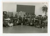 Jeunes enfants accompagns d'objets et d'animaux  l'cole Girouard en 1969