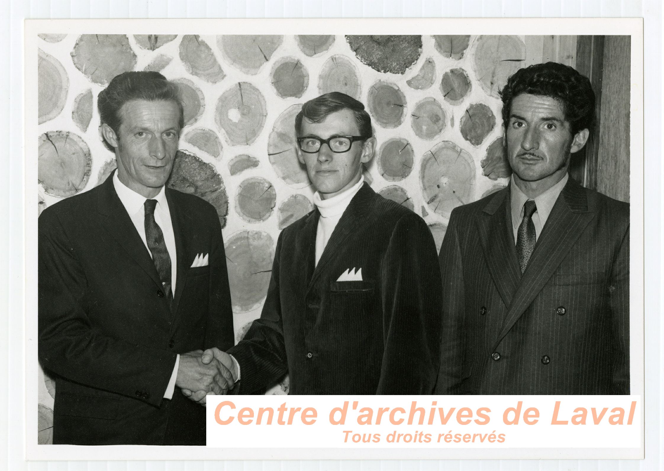 Jean-Paul Mainville (gauche) serrant la main des participants du concours de labour de l'anne 1969  Saint-Benot.